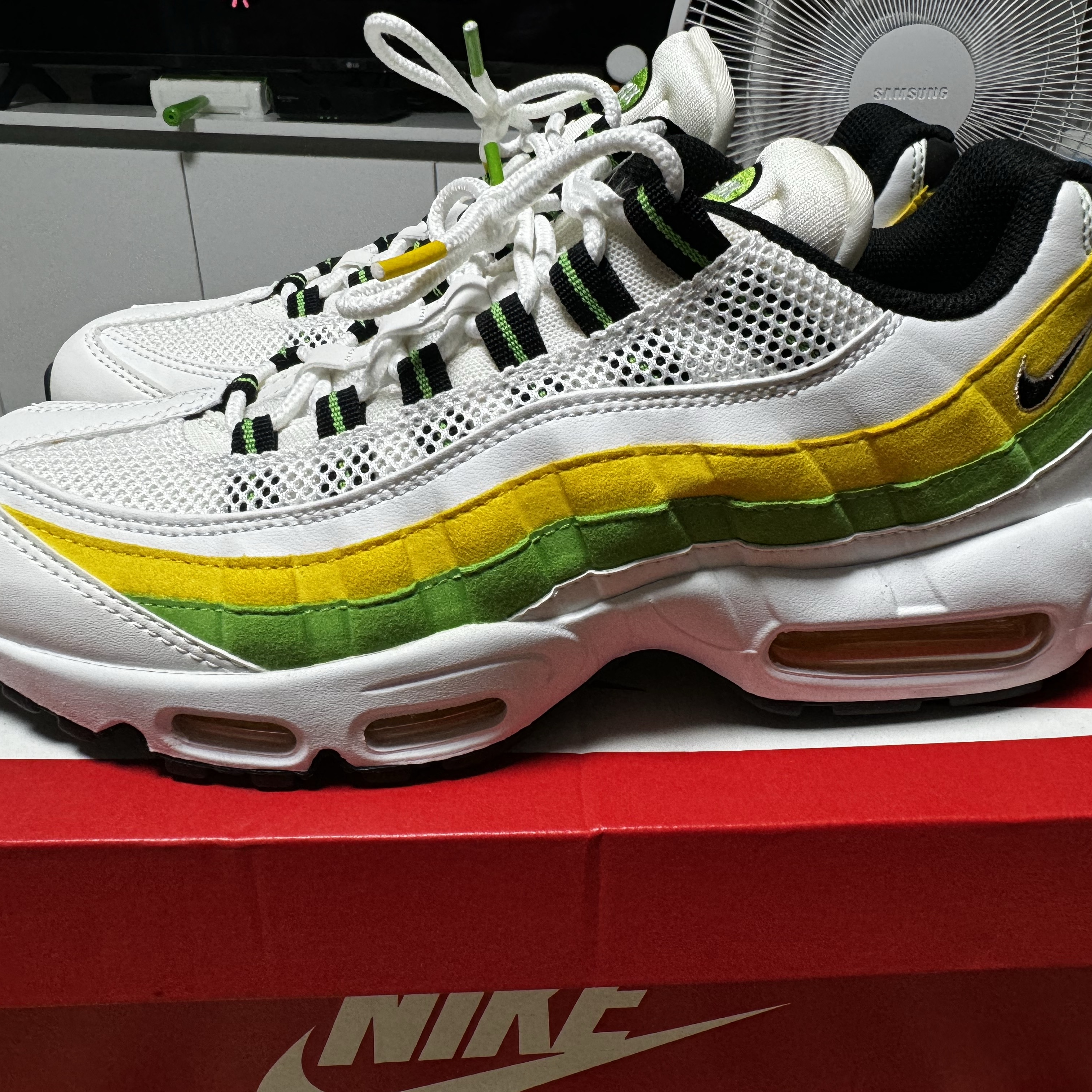 Nike Air Max 95 Essential Lemon Lime 착용 스타일 - 1