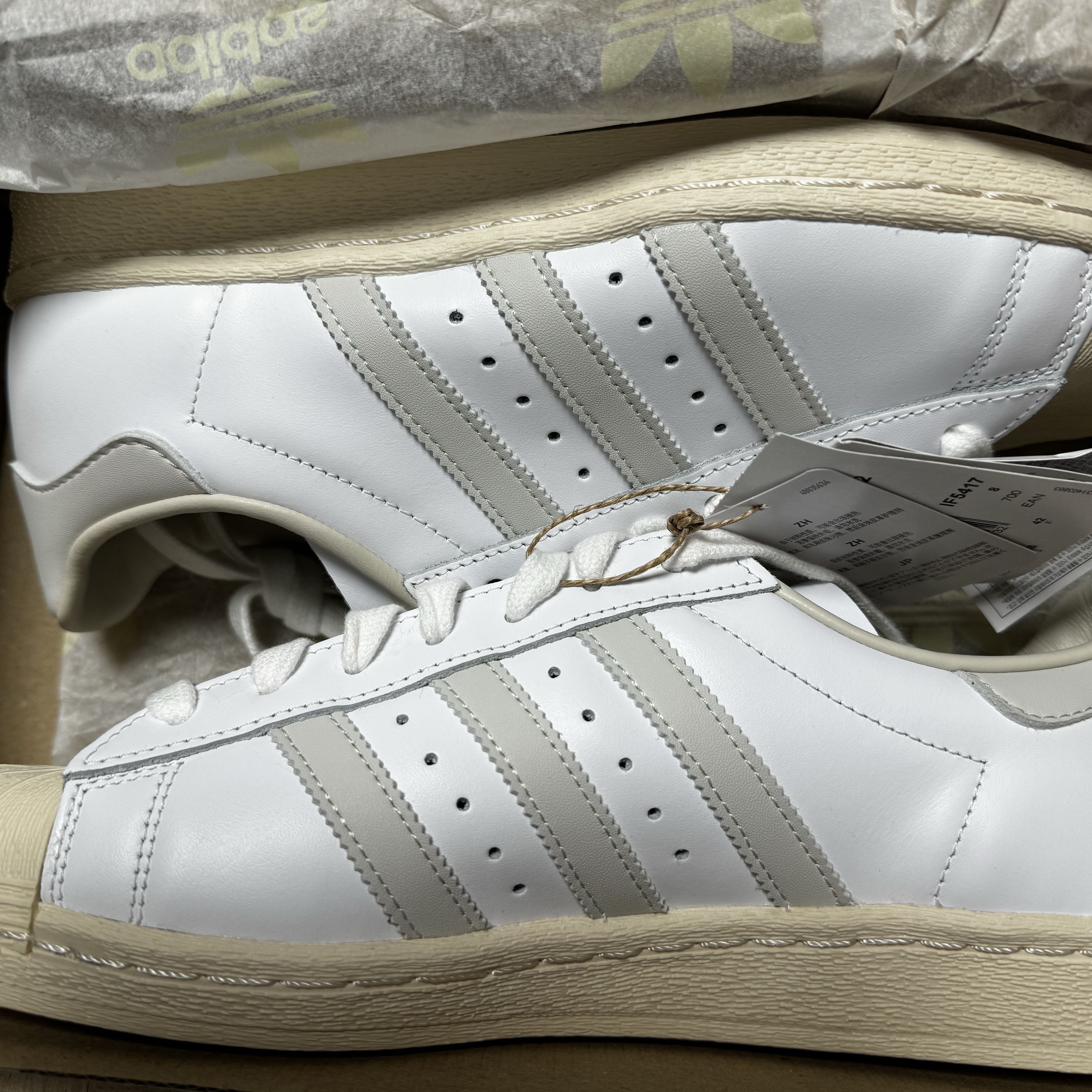 Adidas Superstar 82 White Orbit Grey 착용 스타일 - 2