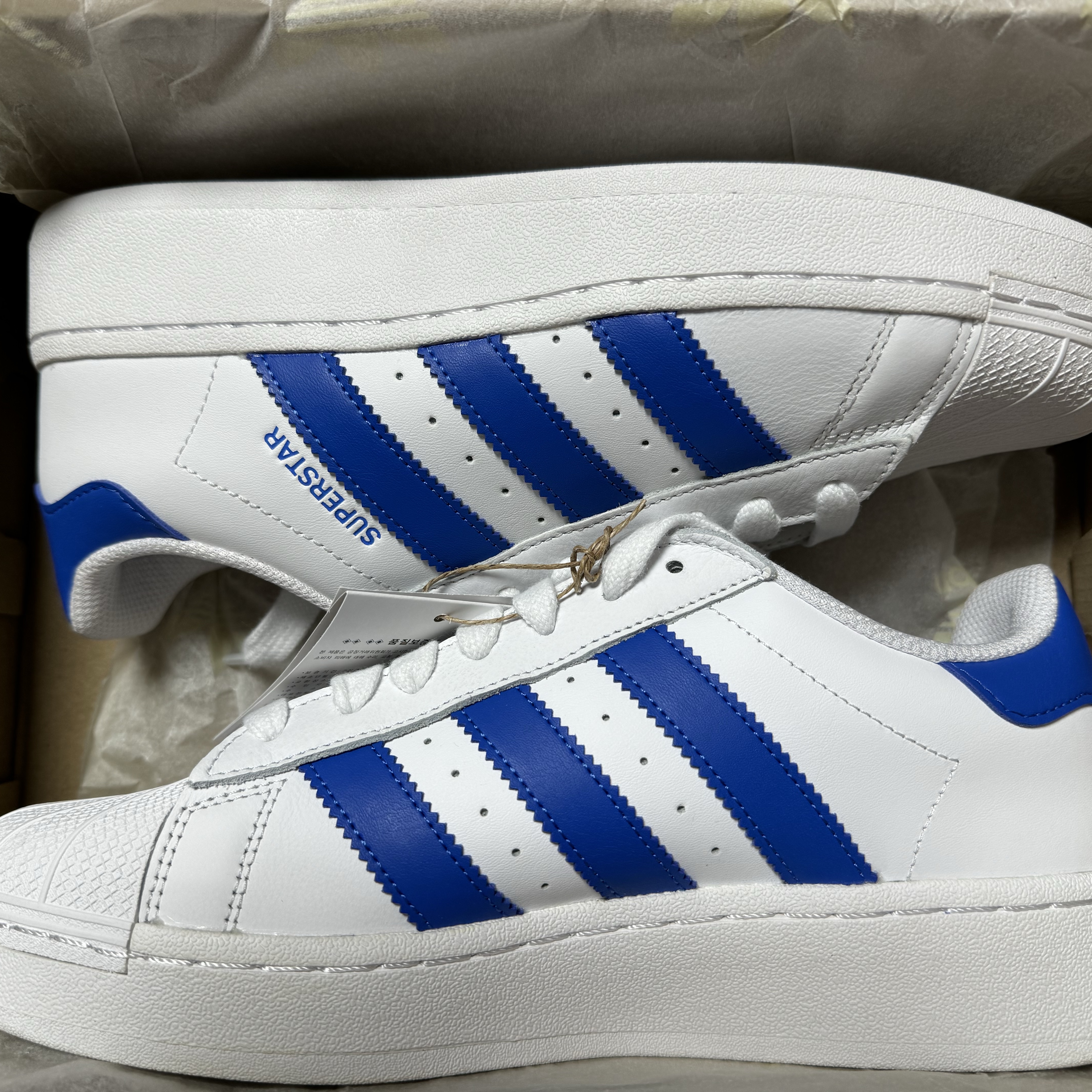 Adidas Superstar XLG Cloud White Blue 착용 스타일 - 2