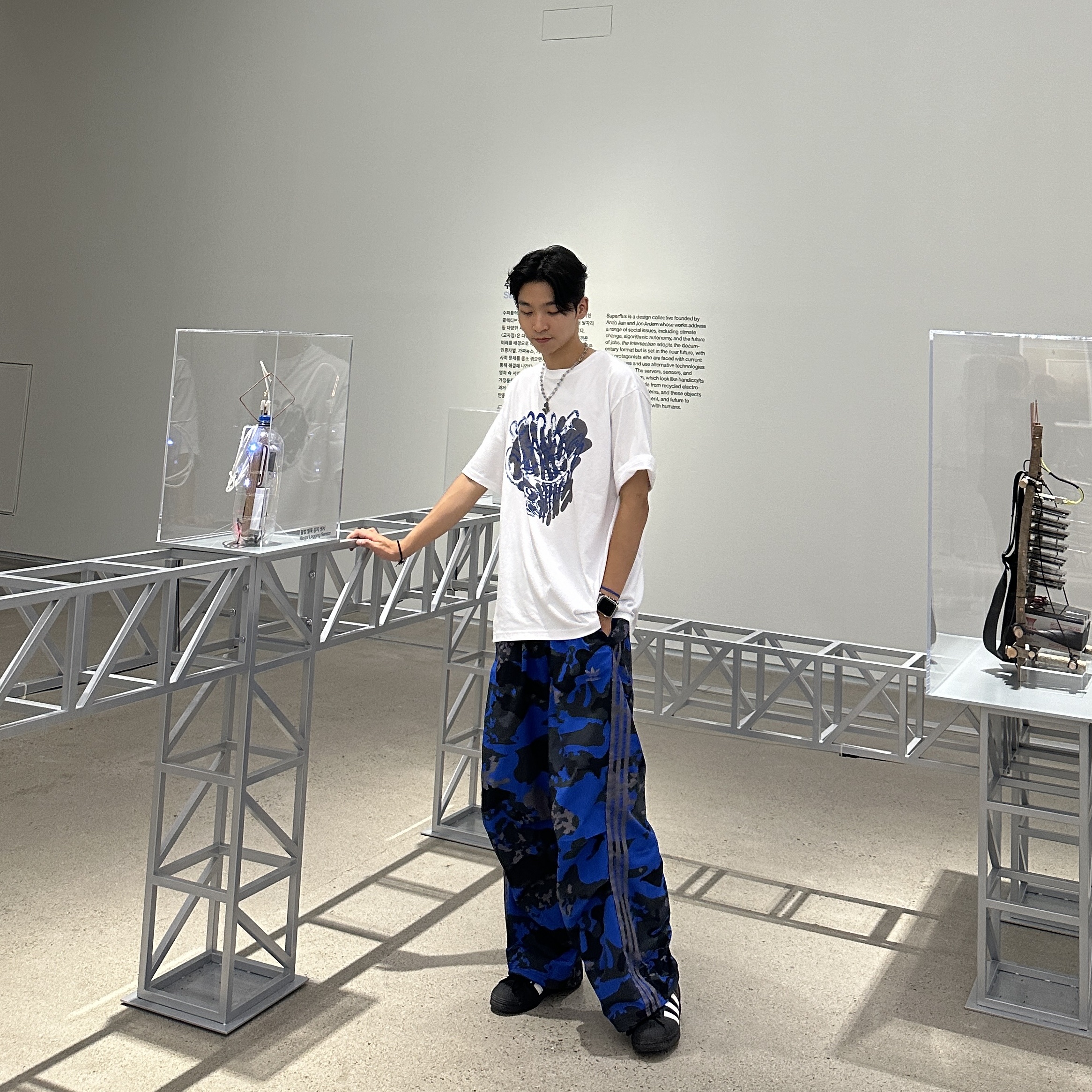 Adidas Camo Parachute Pants Black Trace Grey - KR Sizing, Adidas Superstar Core Black White 착용 스타일 - 4