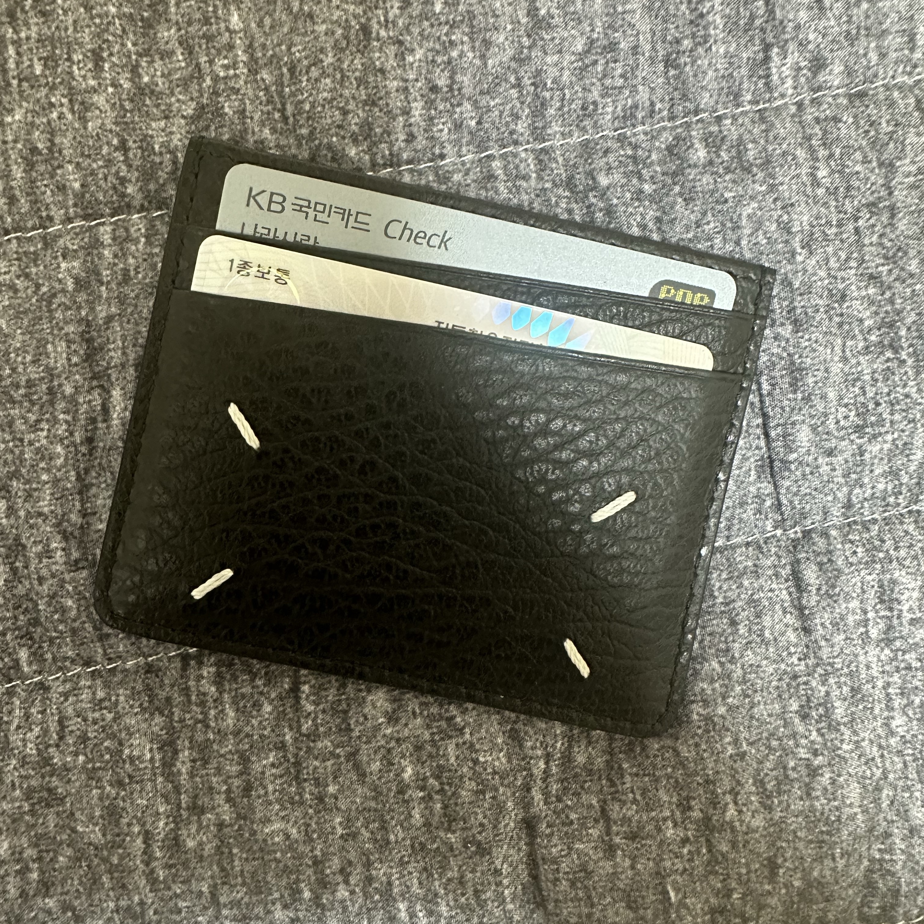 Maison Margiela Stitch Card Holder Black 착용 스타일