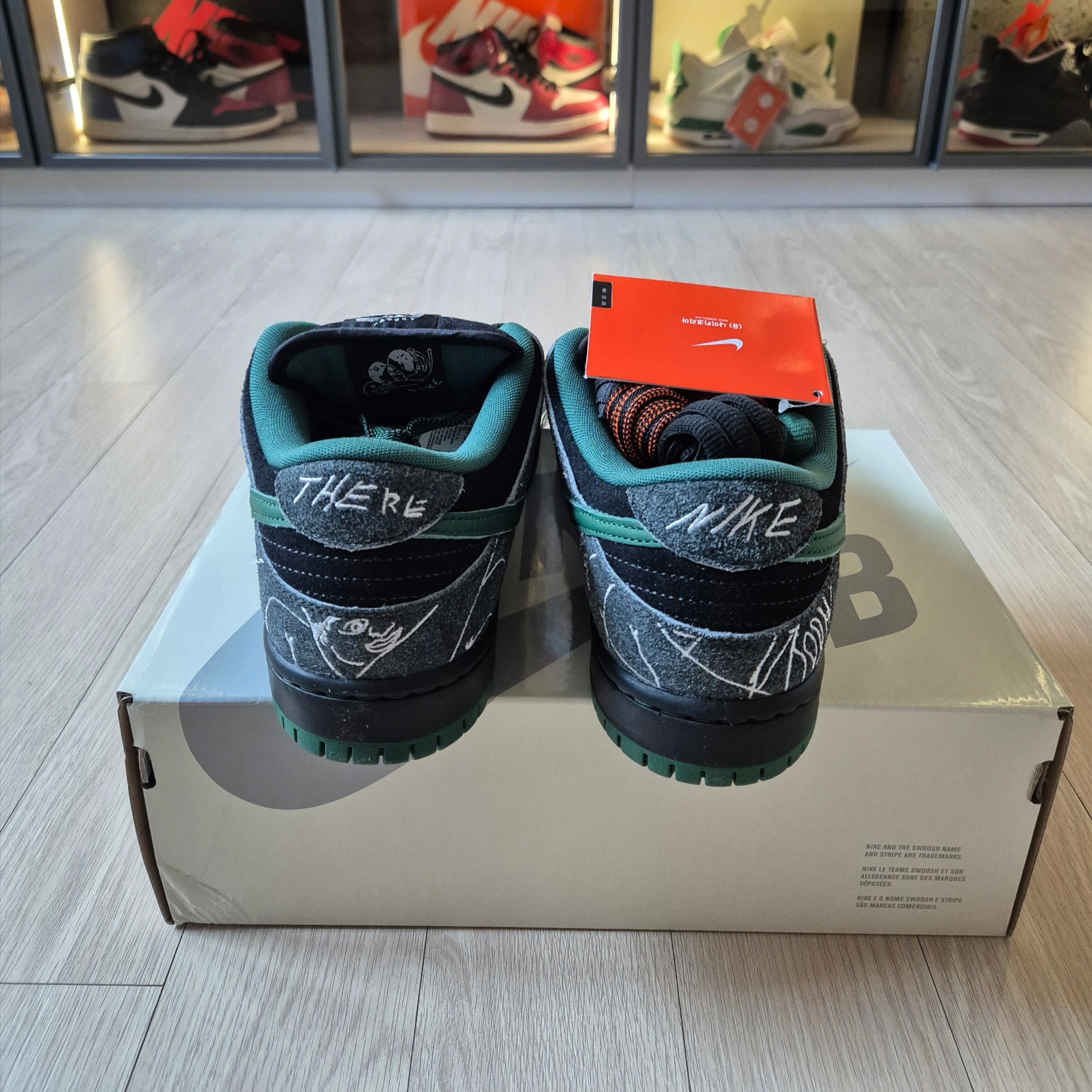 Nike x There SB Dunk Low Pro Anthracite and Gorge Green 착용 스타일 - 4