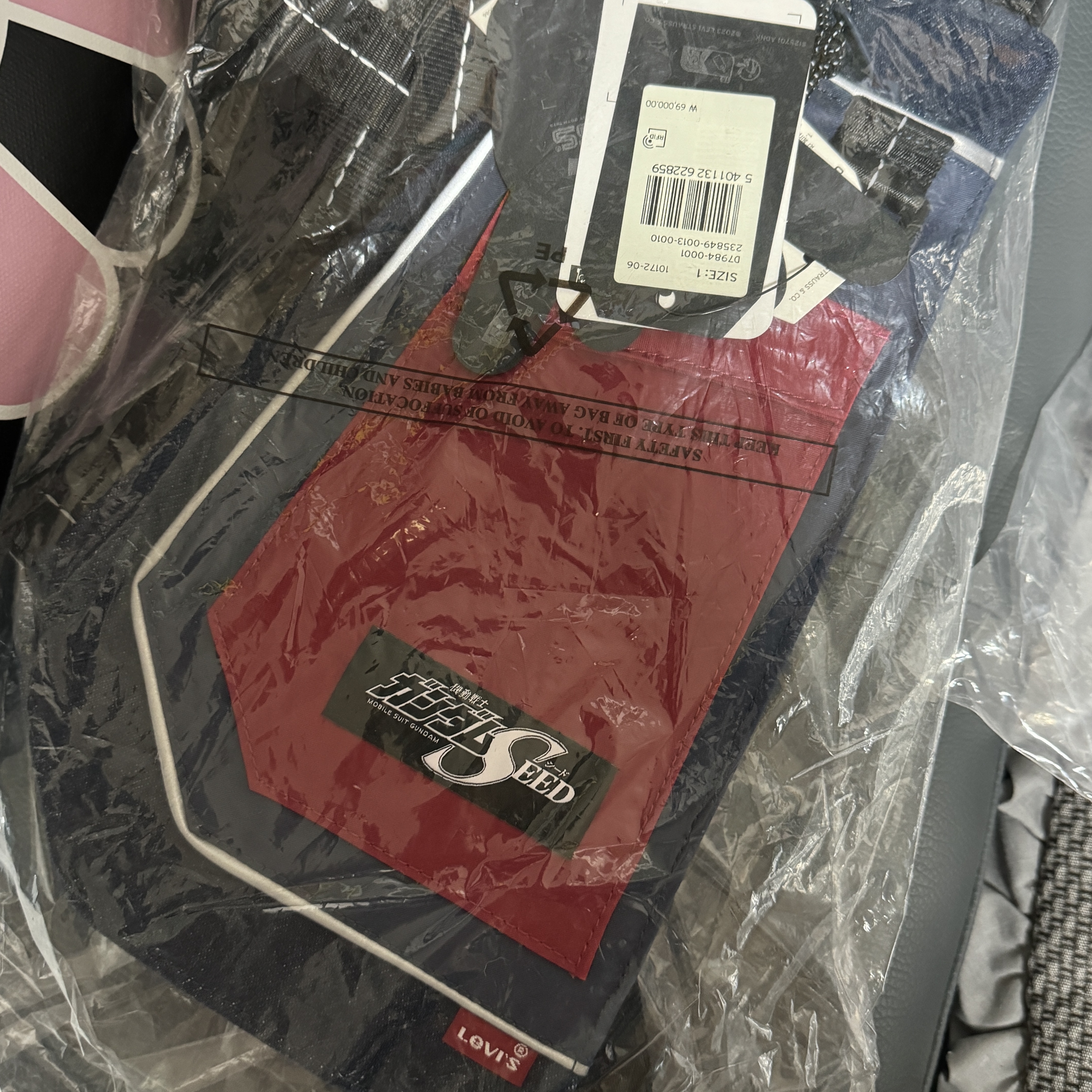 Levi's x Gundam Seed Harness Bag Freedom Red Kira Blue 착용 스타일