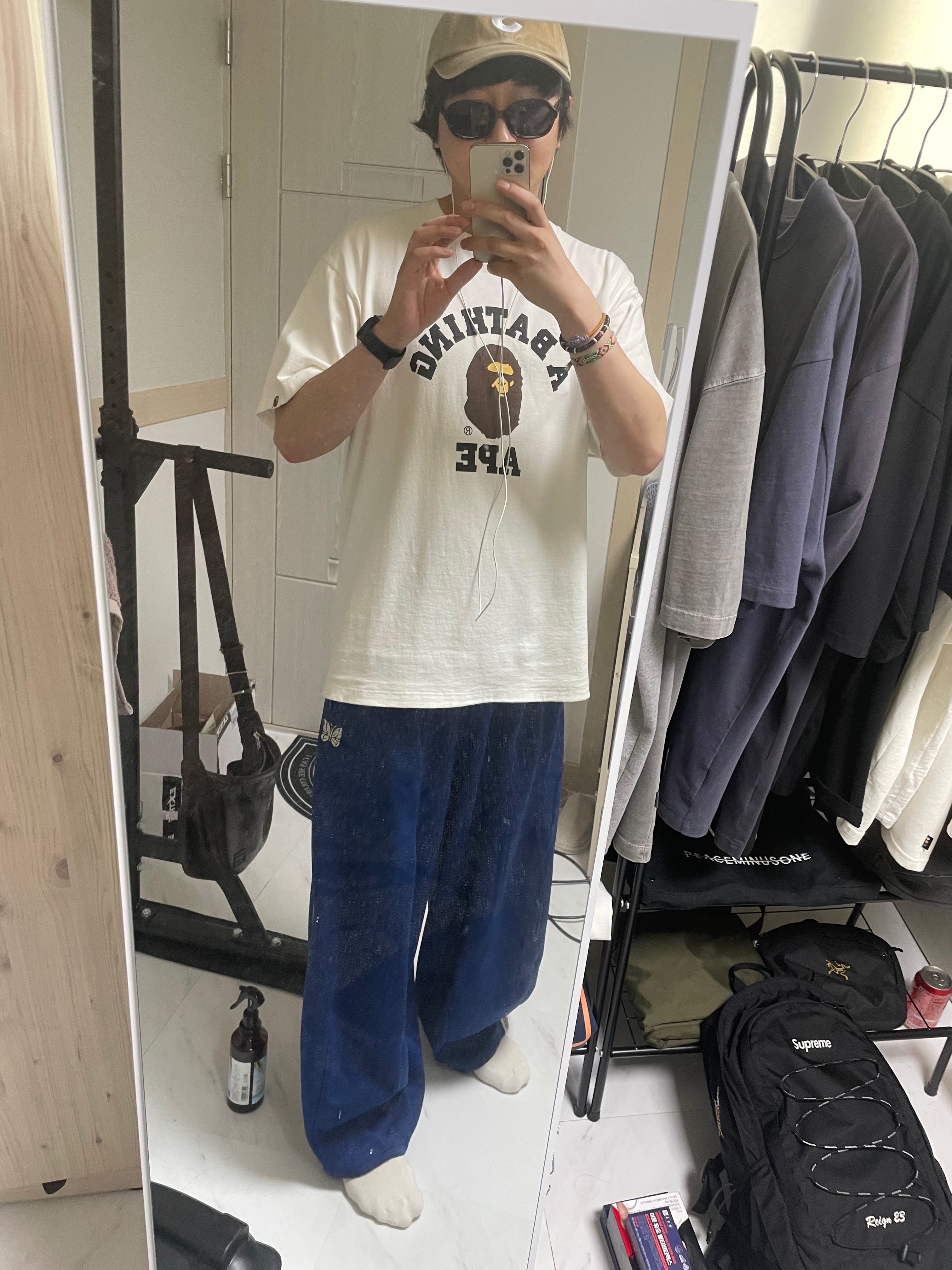 Supreme Pigment Print S Logo 6-Panel Tan - 20SS, BAPE College T-Shirt White 착용 스타일 - 2