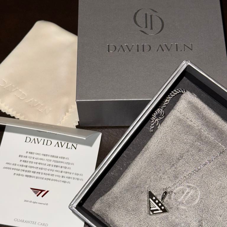 T1 x DAVID AVLN Quadra Victory Pendant 착용 스타일