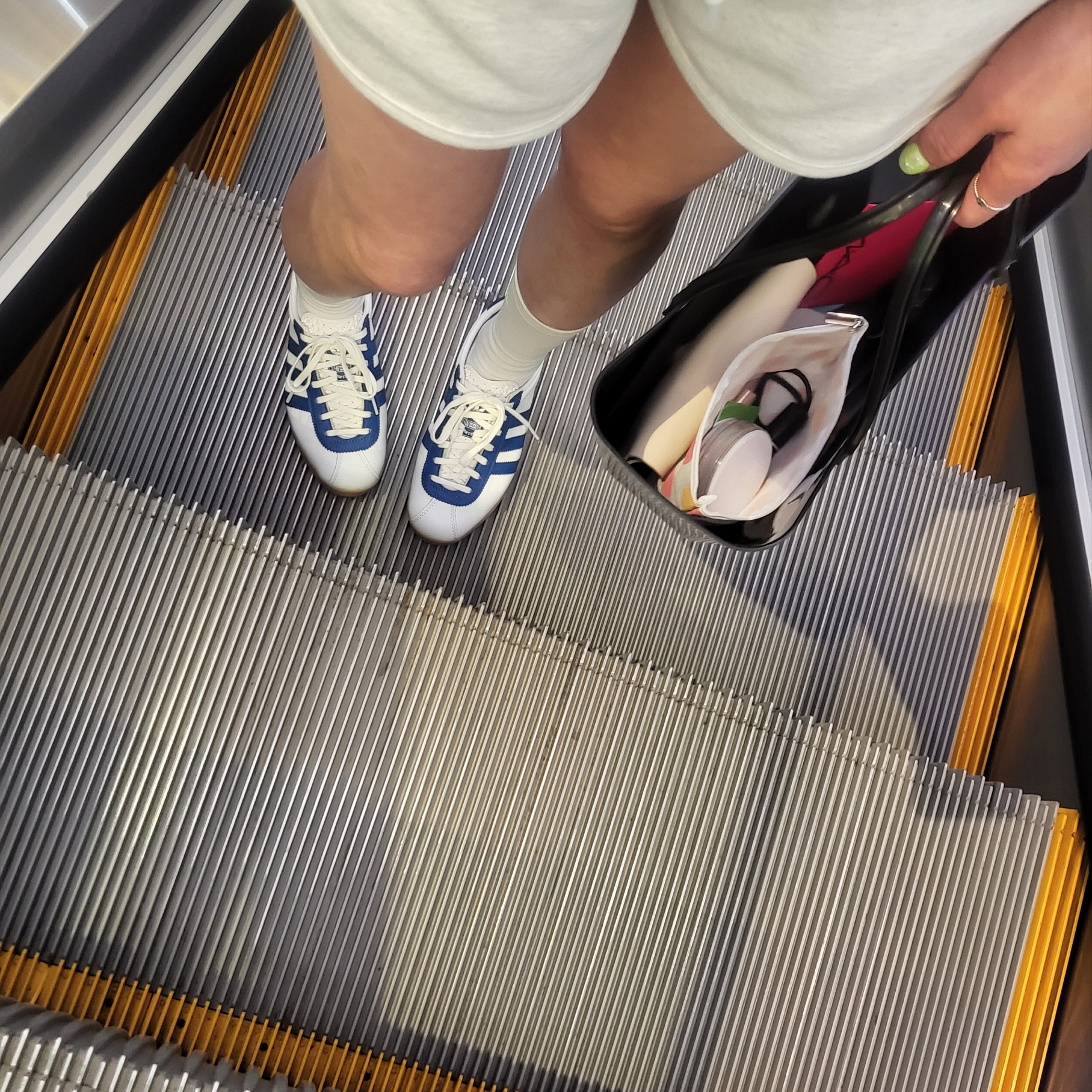 Adidas London Core White Dark Marine 착용 스타일 - 1