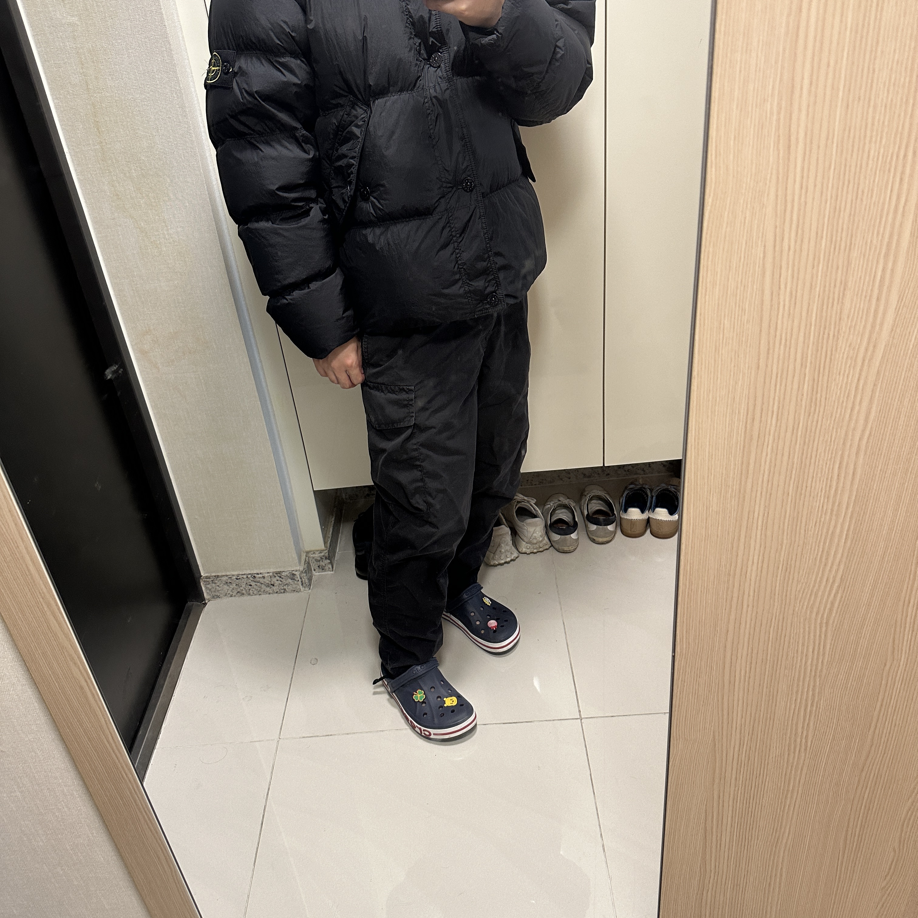 Stone Island 40123 Garment Dyed Crinkle Reps R-NY Down Jacket Black - 24FW 착용 스타일