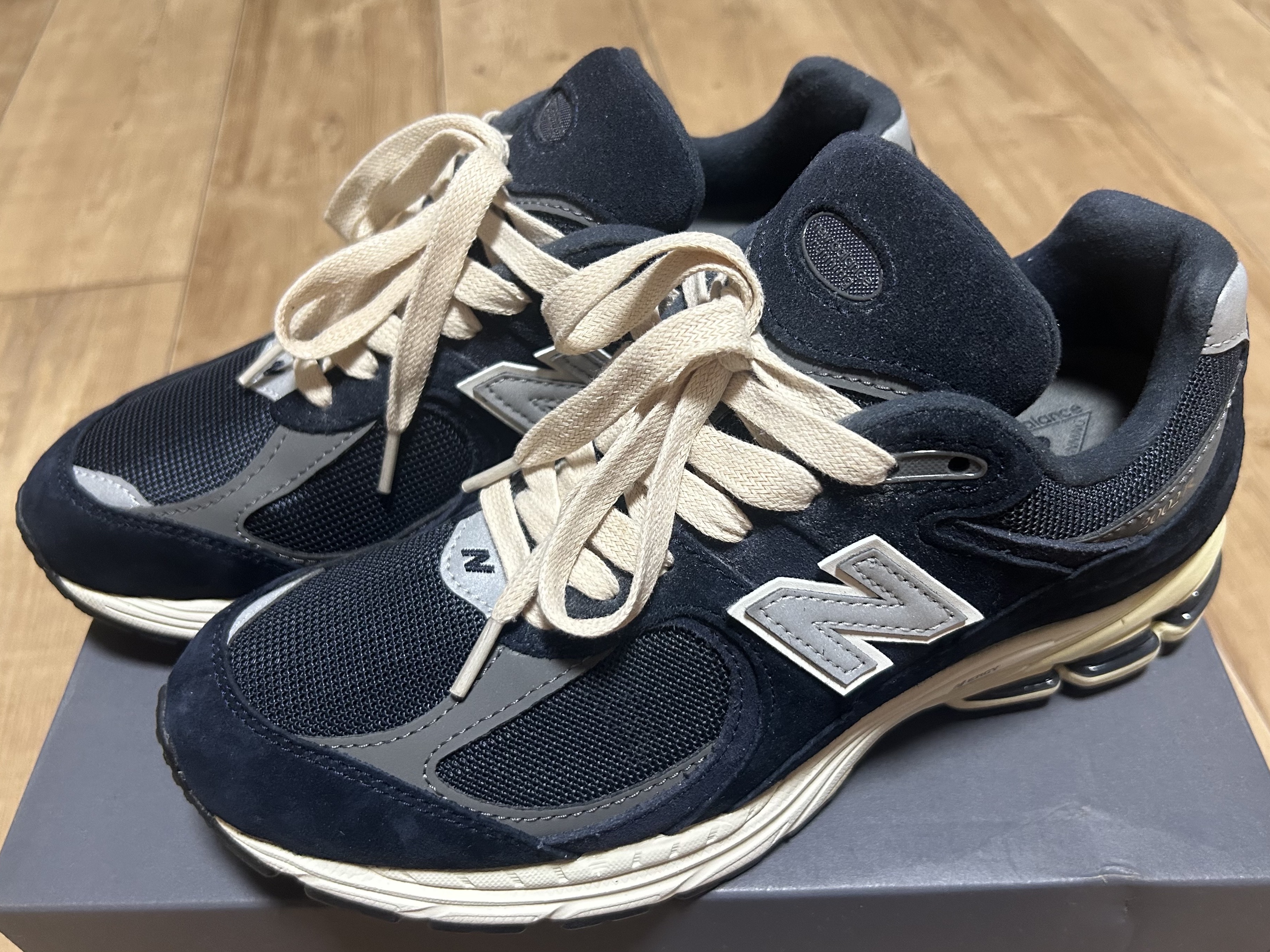 New Balance 2002R Eclipse Castlerock 착용 스타일 - 2