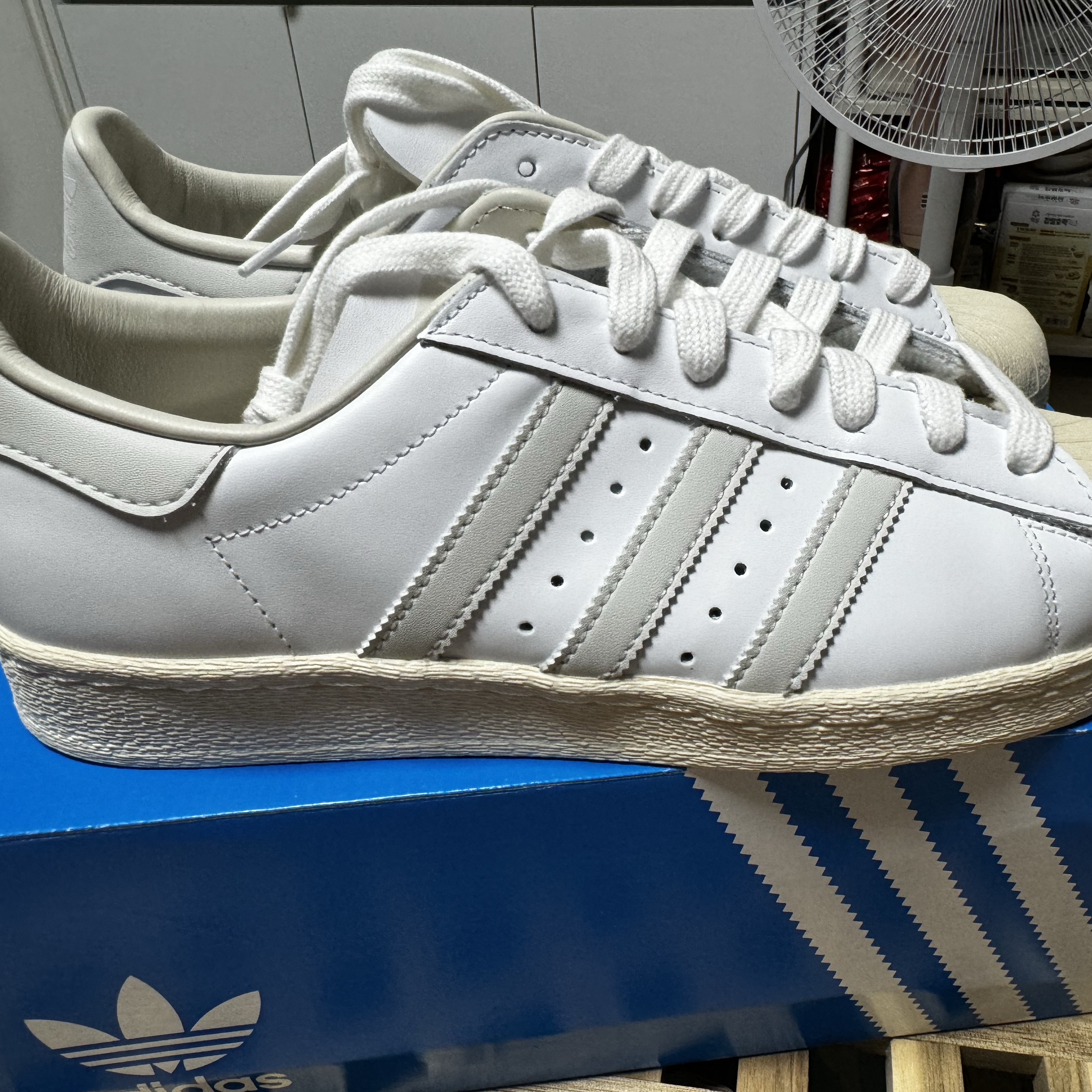 Adidas Superstar 82 White Orbit Grey 착용 스타일 - 3