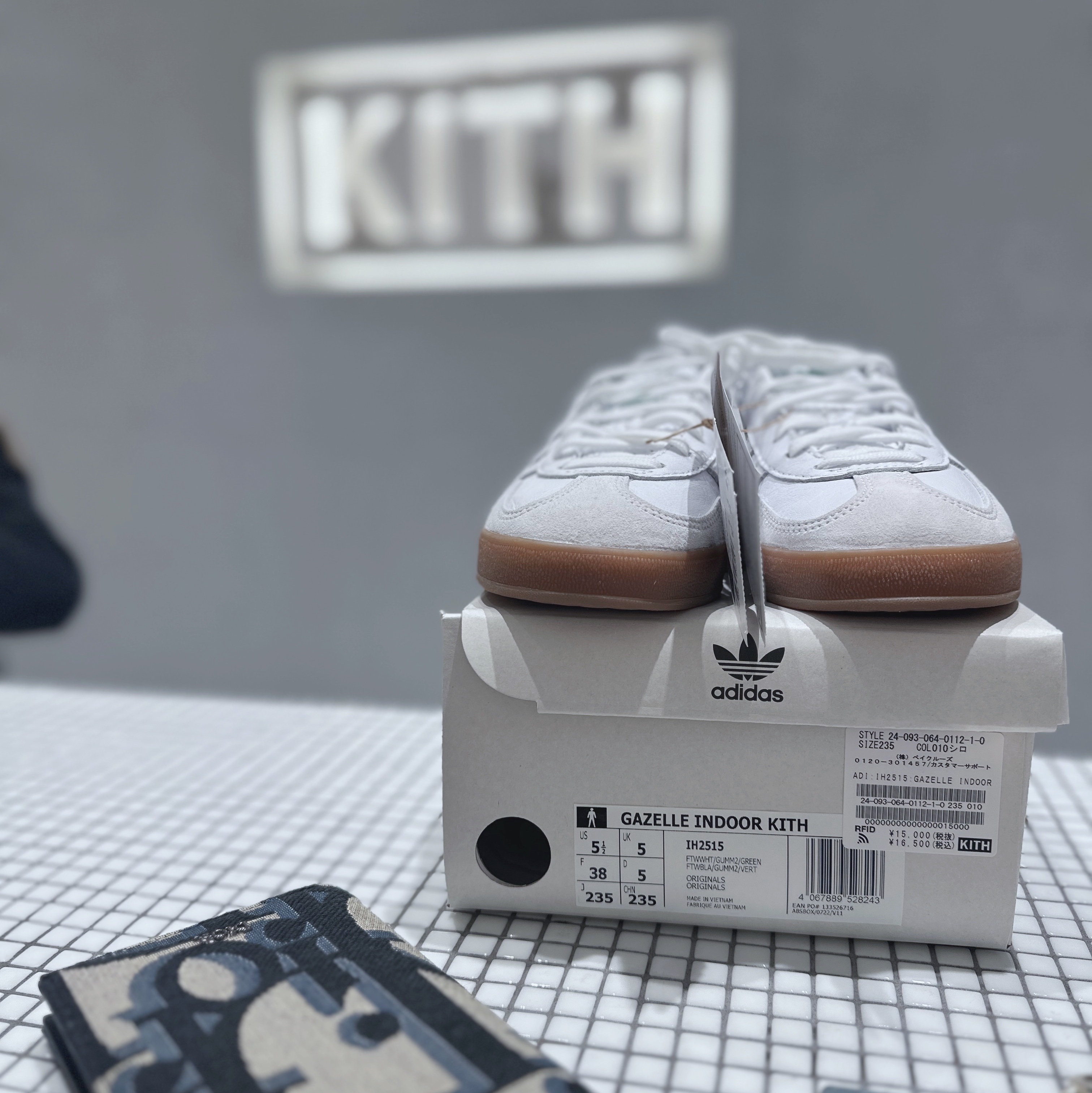 Adidas x Kith Gazelle Indoor White Green 착용 스타일 - 1
