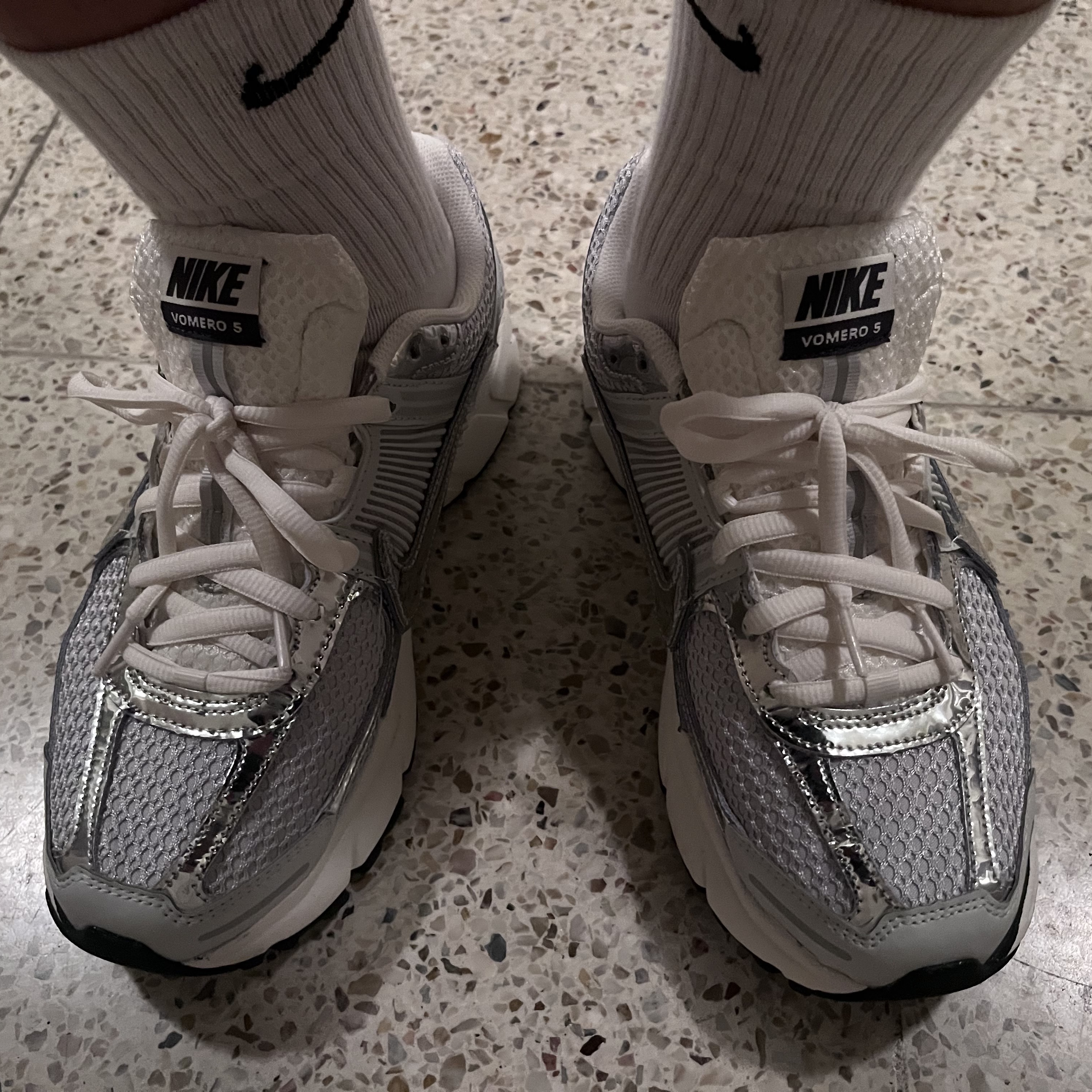 Nike Zoom Vomero 5 Photon Dust Gridiron 착용 스타일