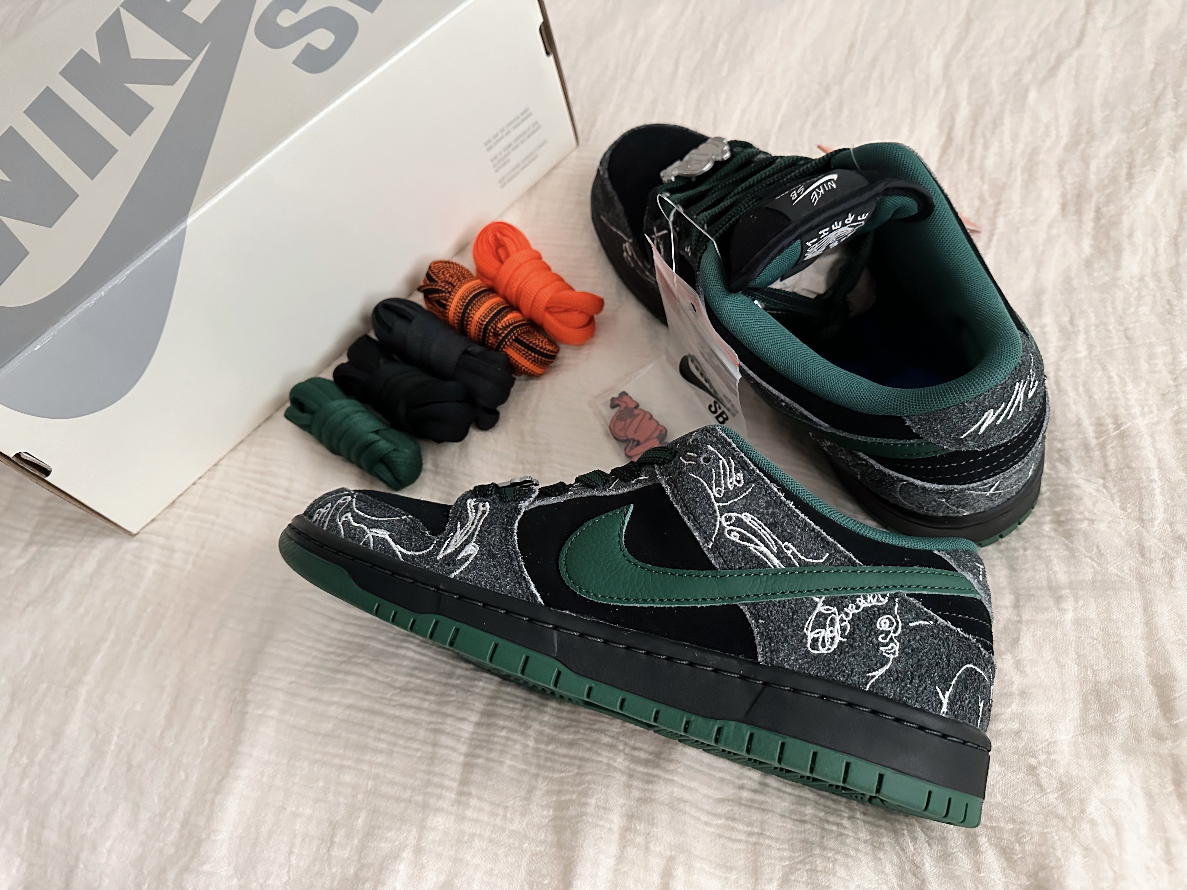 Nike x There SB Dunk Low Pro Anthracite and Gorge Green 착용 스타일 - 3