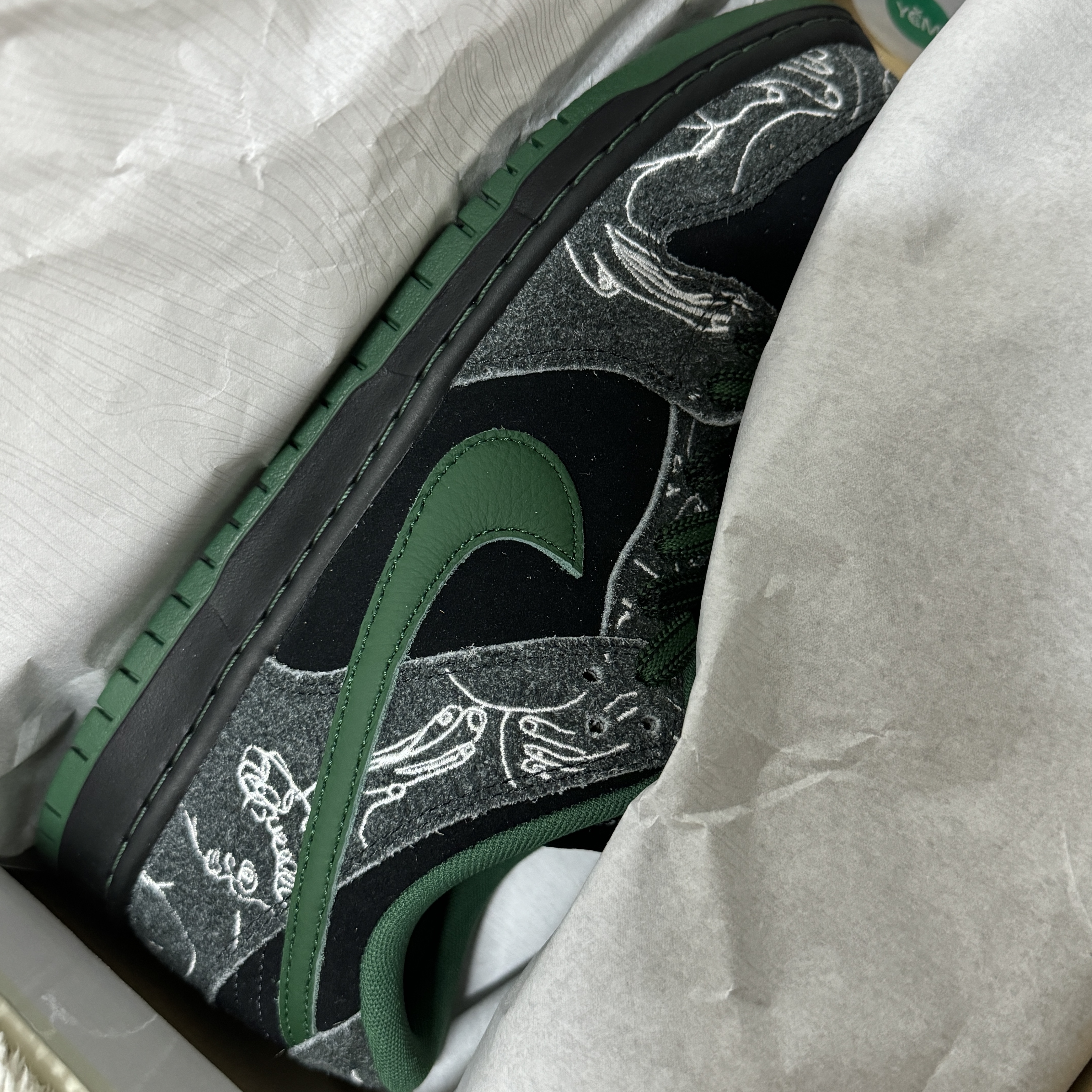 Nike x There SB Dunk Low Pro Anthracite and Gorge Green 착용 스타일