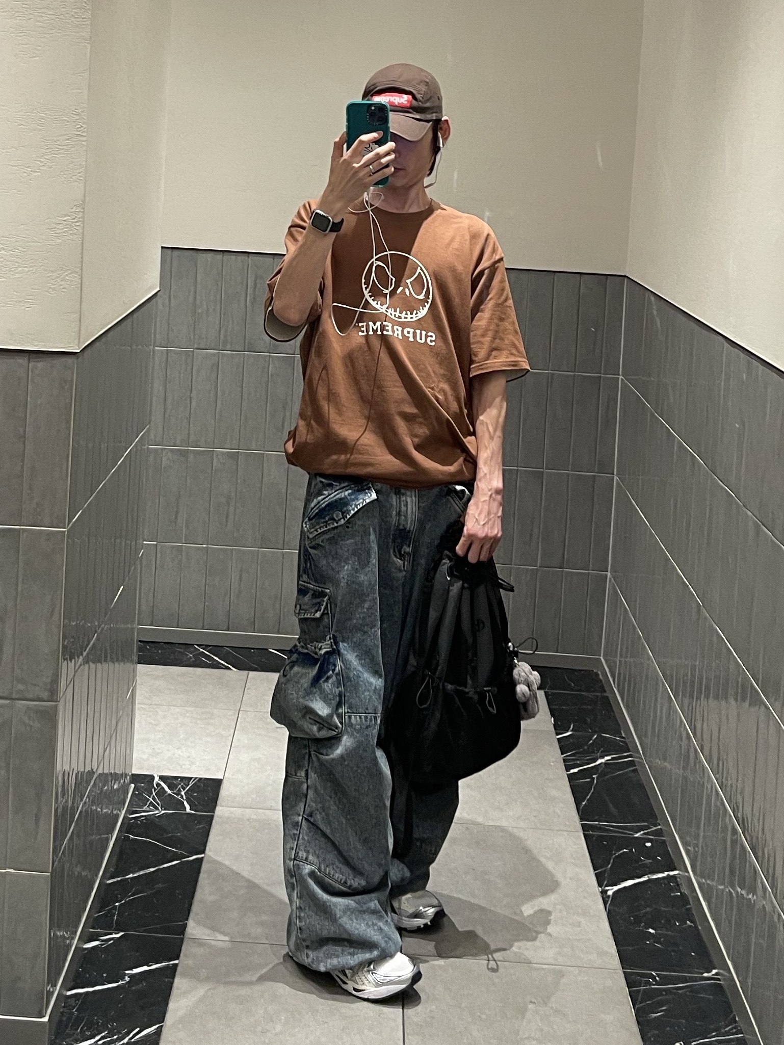(W) Asics Gel-Kayano 14 White Midnight, Supreme Skeleton T-Shirt Brown - 23FW 착용 스타일 - 1