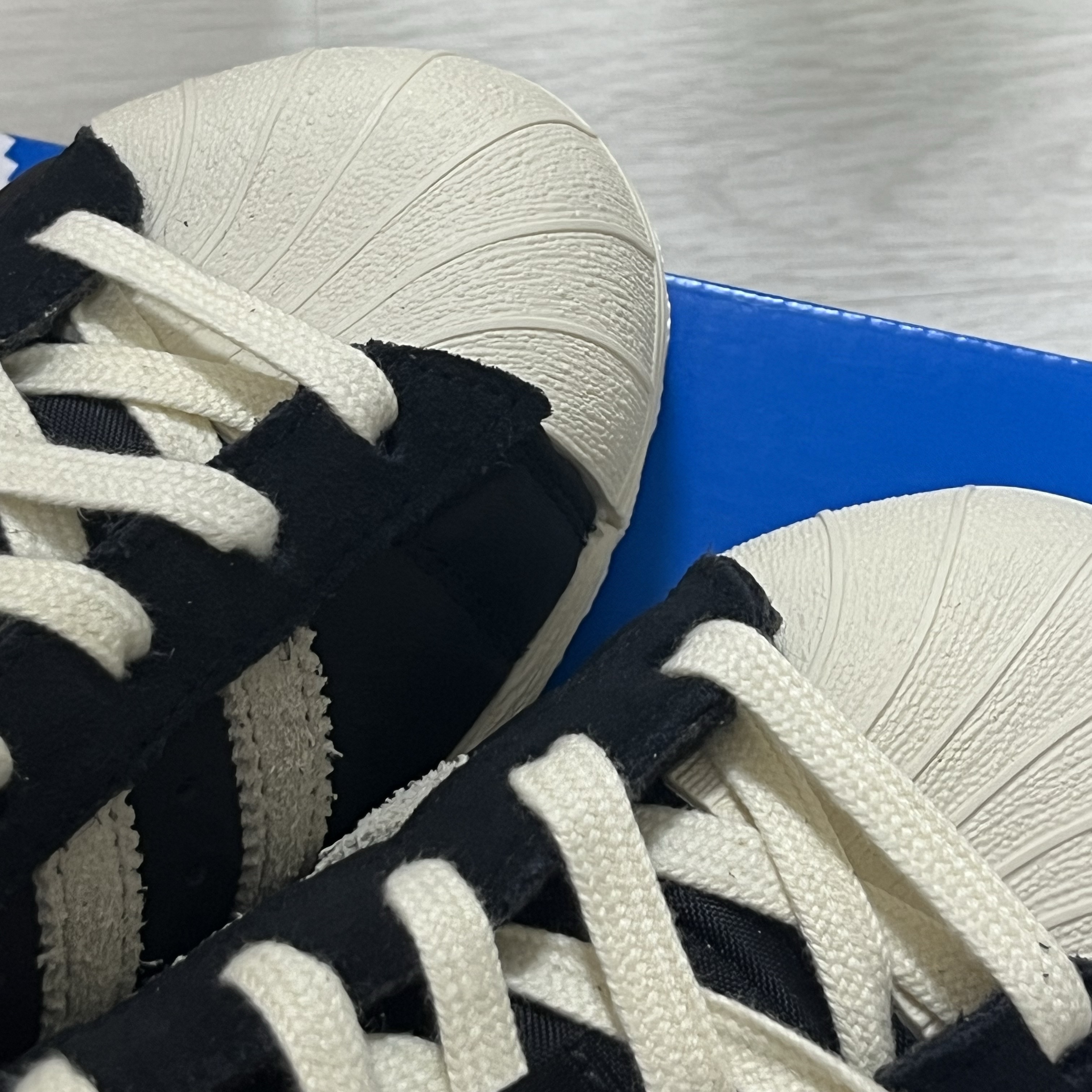 Adidas Superstar 82 Black White 착용 스타일