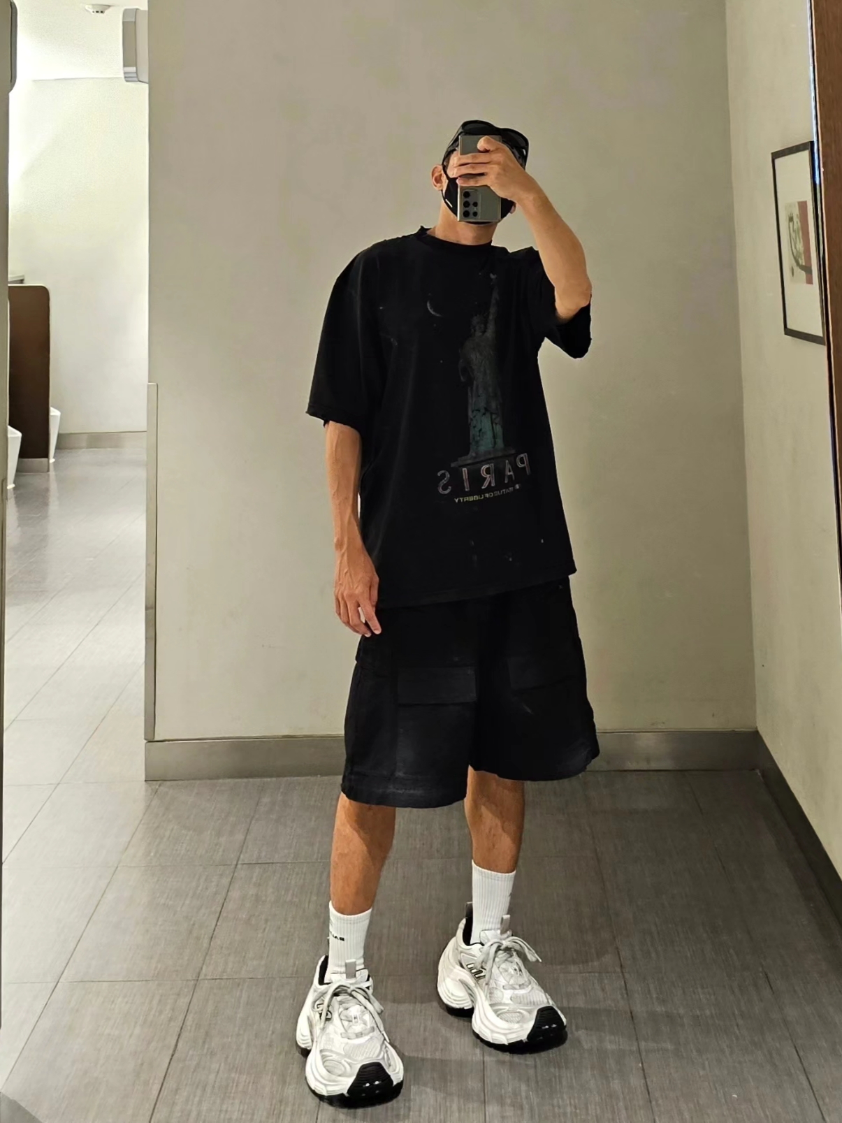 Balenciaga Paris Liberty Medium Fit T-Shirt Black 착용 스타일 - 3