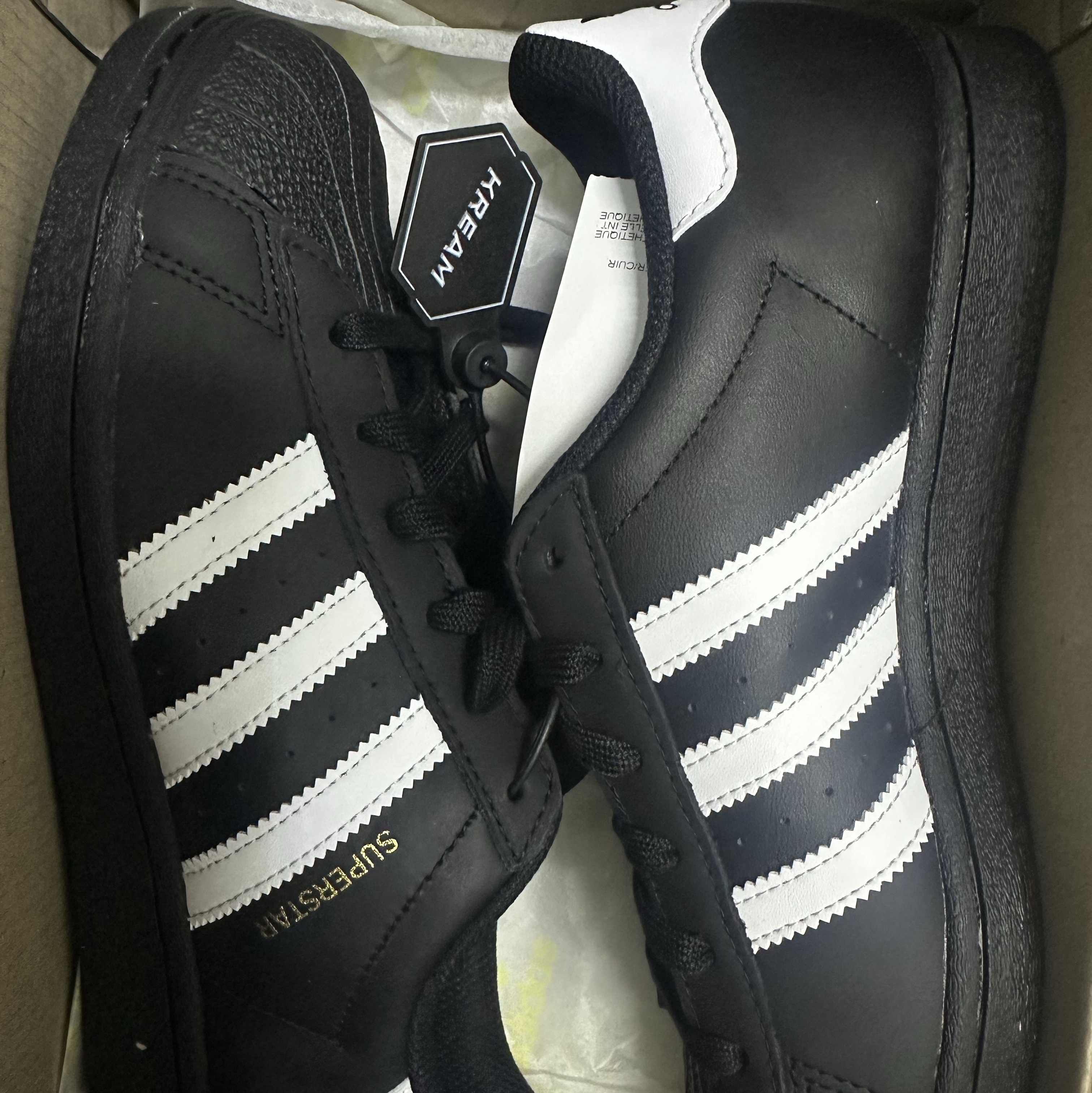 (J) Adidas Superstar Black White 착용 스타일