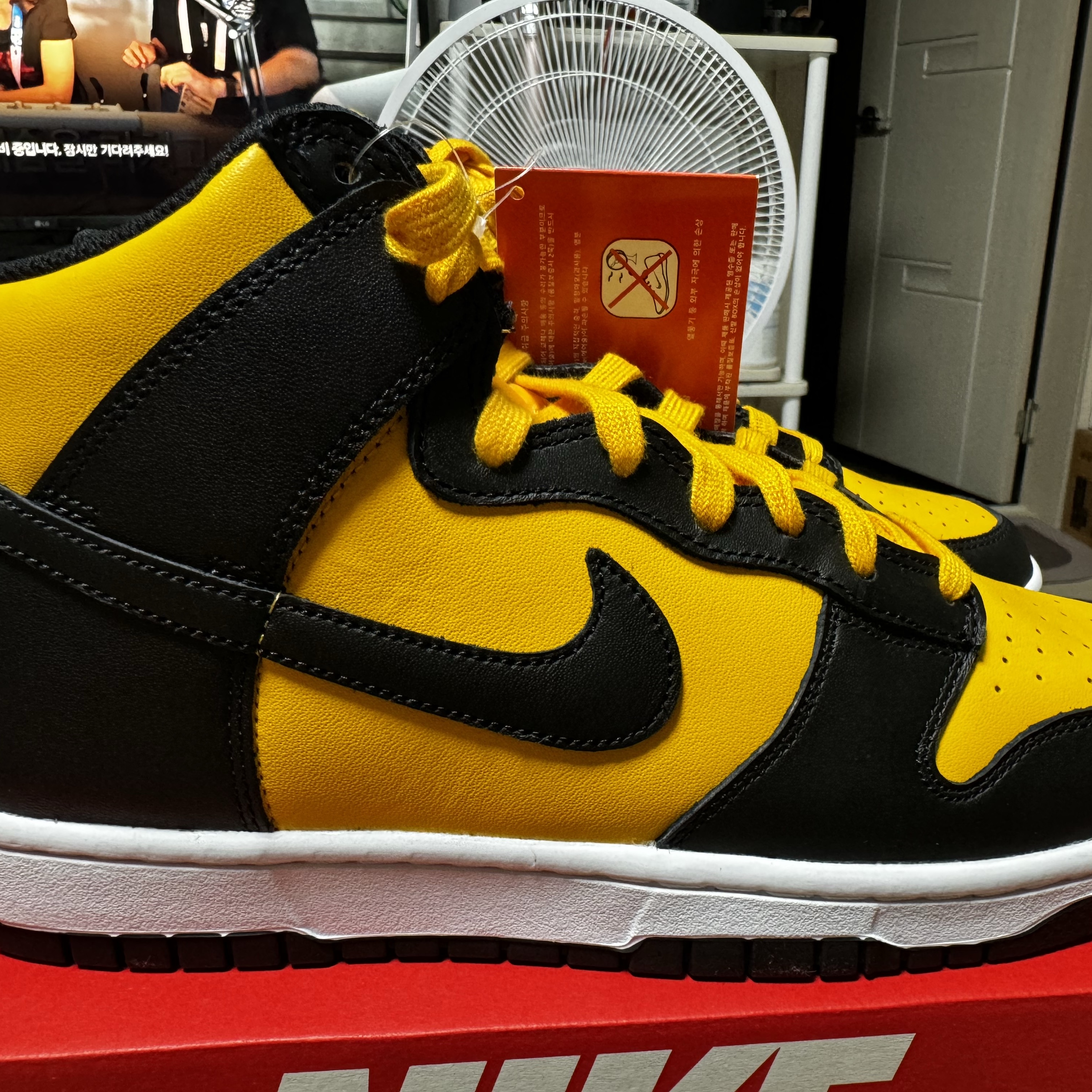 Nike Dunk High Retro University Gold and Black 착용 스타일 - 4
