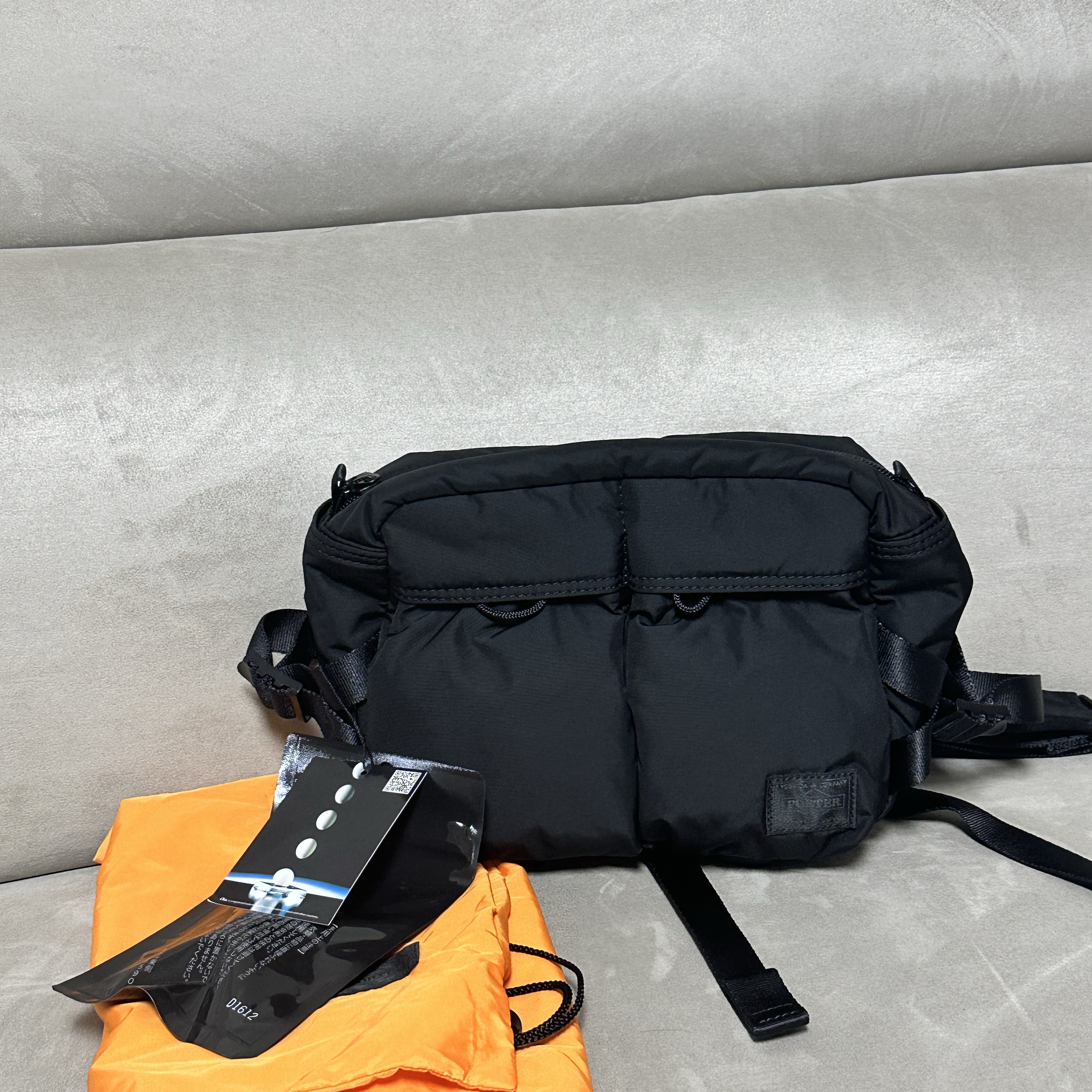 Porter Senses Shoulder Pack Black 착용 스타일 - 1
