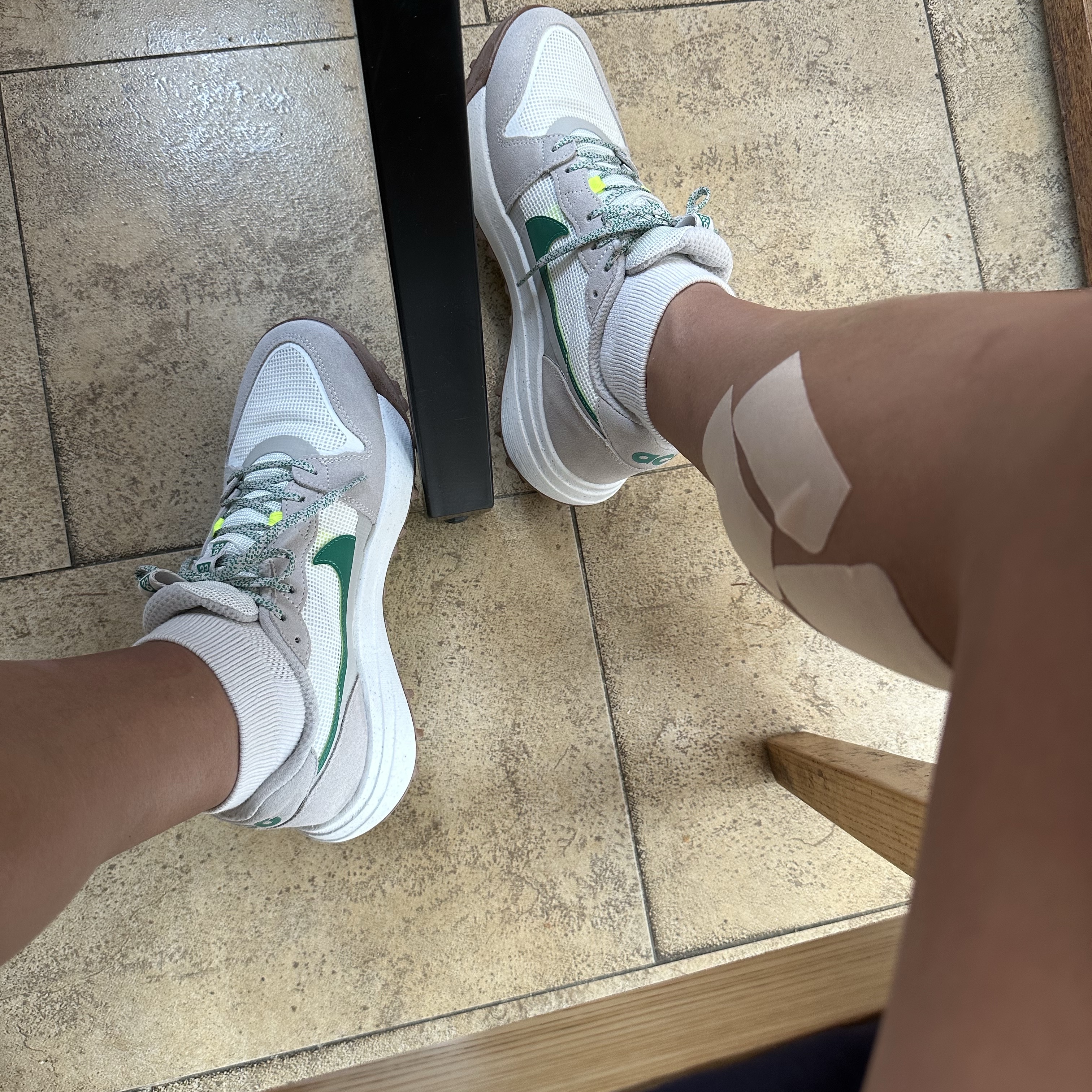 Nike ACG Lowcate Light Iron Ore 착용 스타일