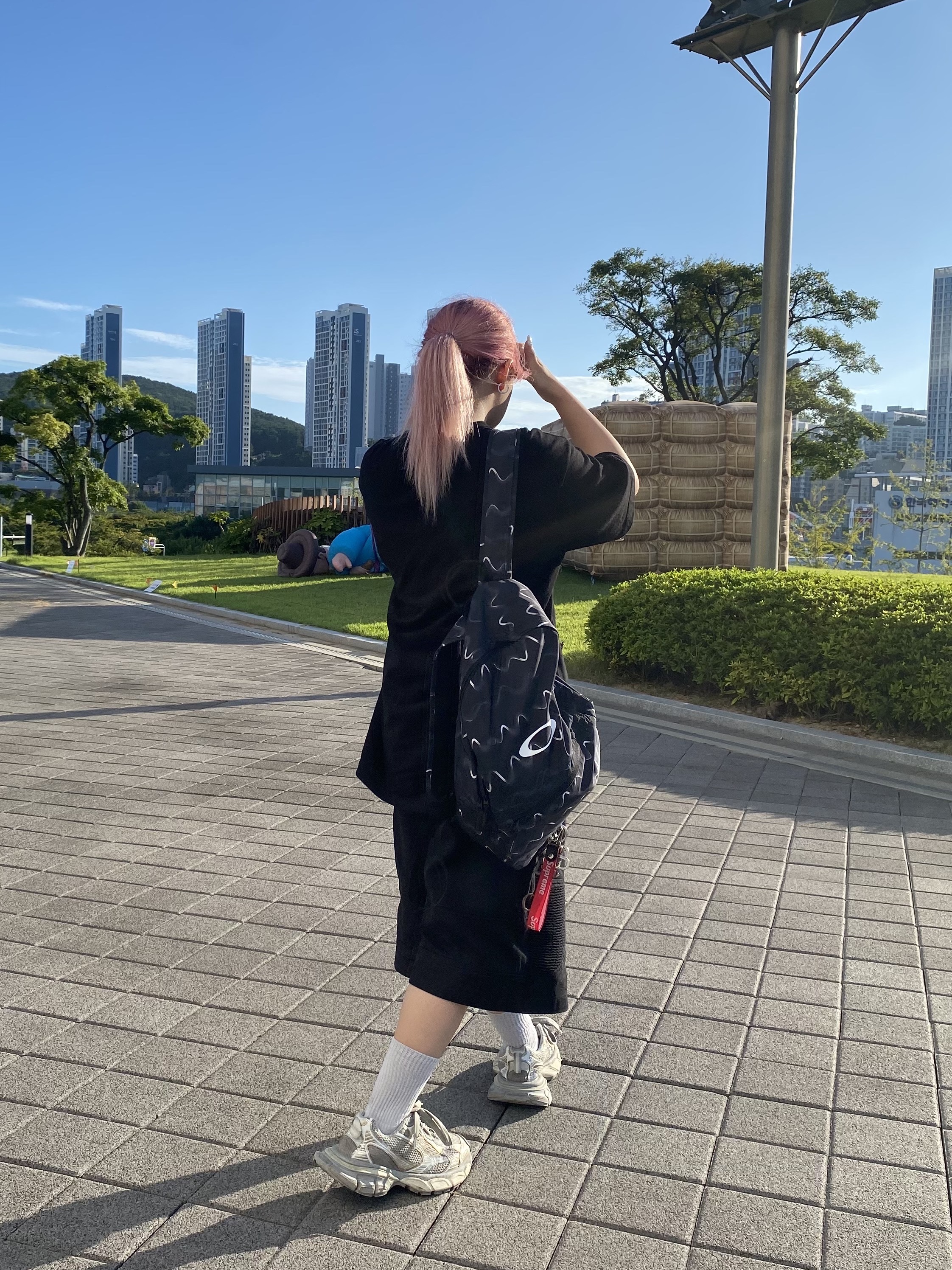 (W) Balenciaga 3XL Sneakers Light Beige 착용 스타일