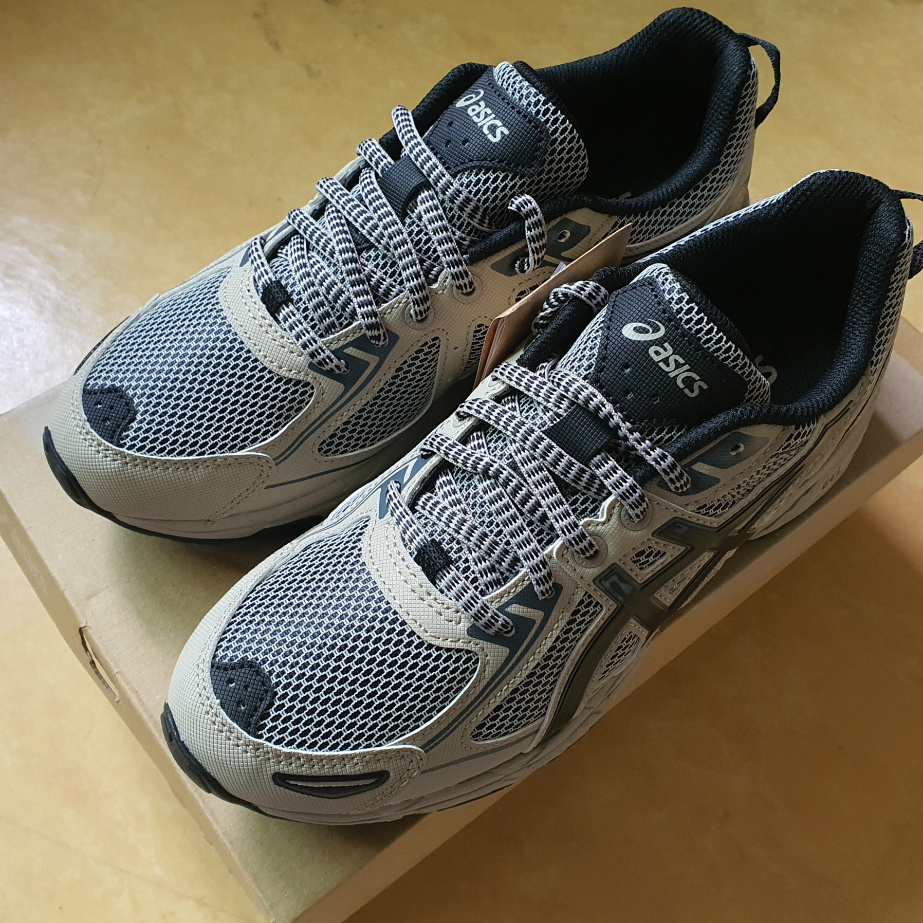 Asics Gel-Venture 6 Feather Grey Black 착용 스타일