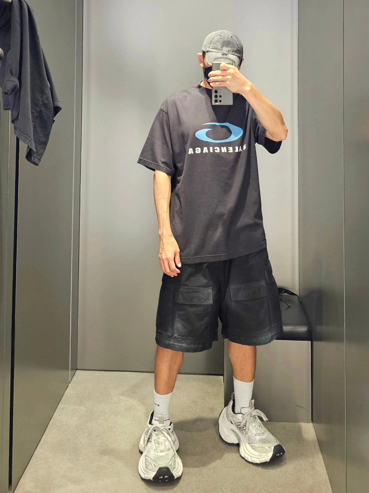 Balenciaga Paris Liberty Medium Fit T-Shirt Black 착용 스타일 - 4
