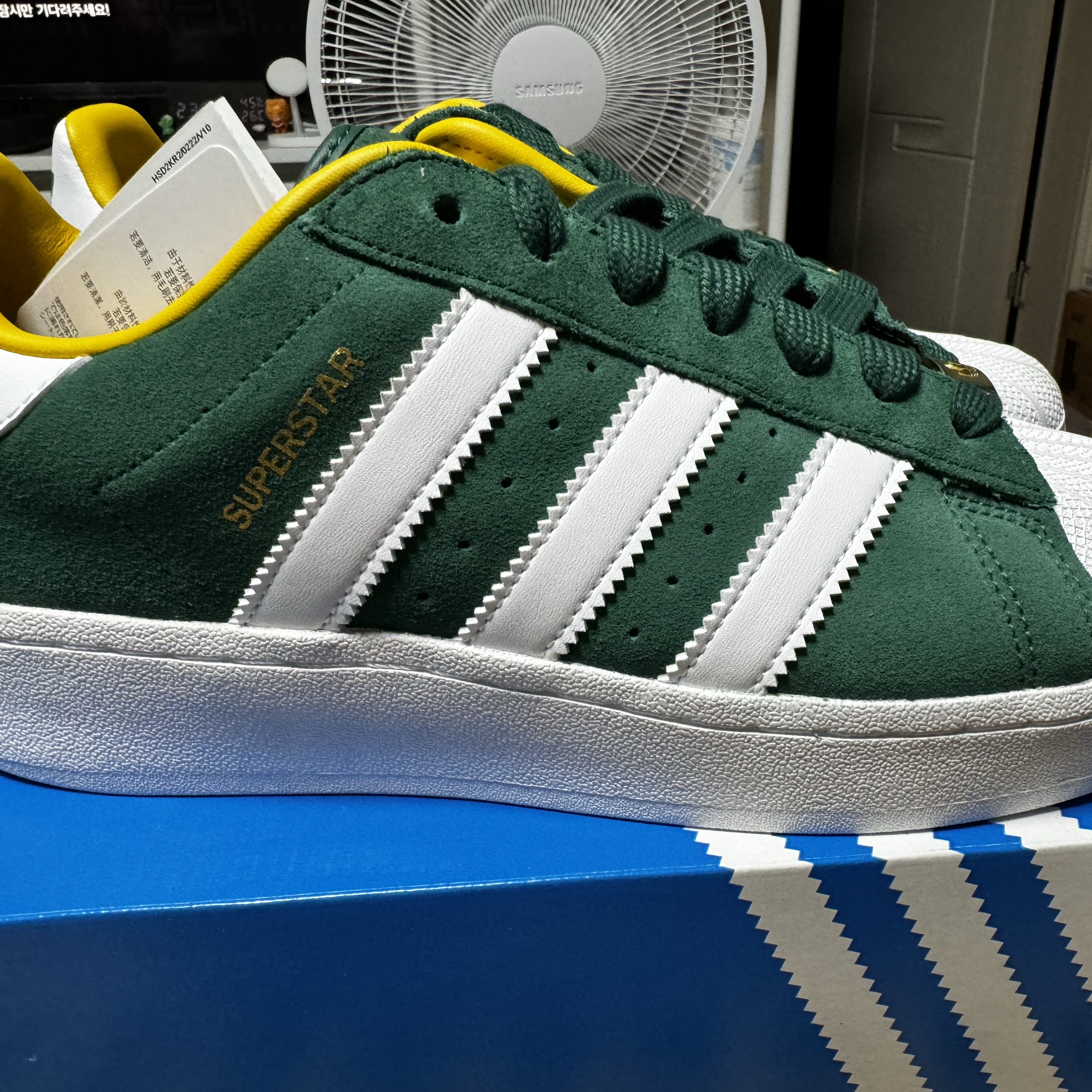 Adidas Superstar XLG Collegiate Green Cloud White 착용 스타일 - 3