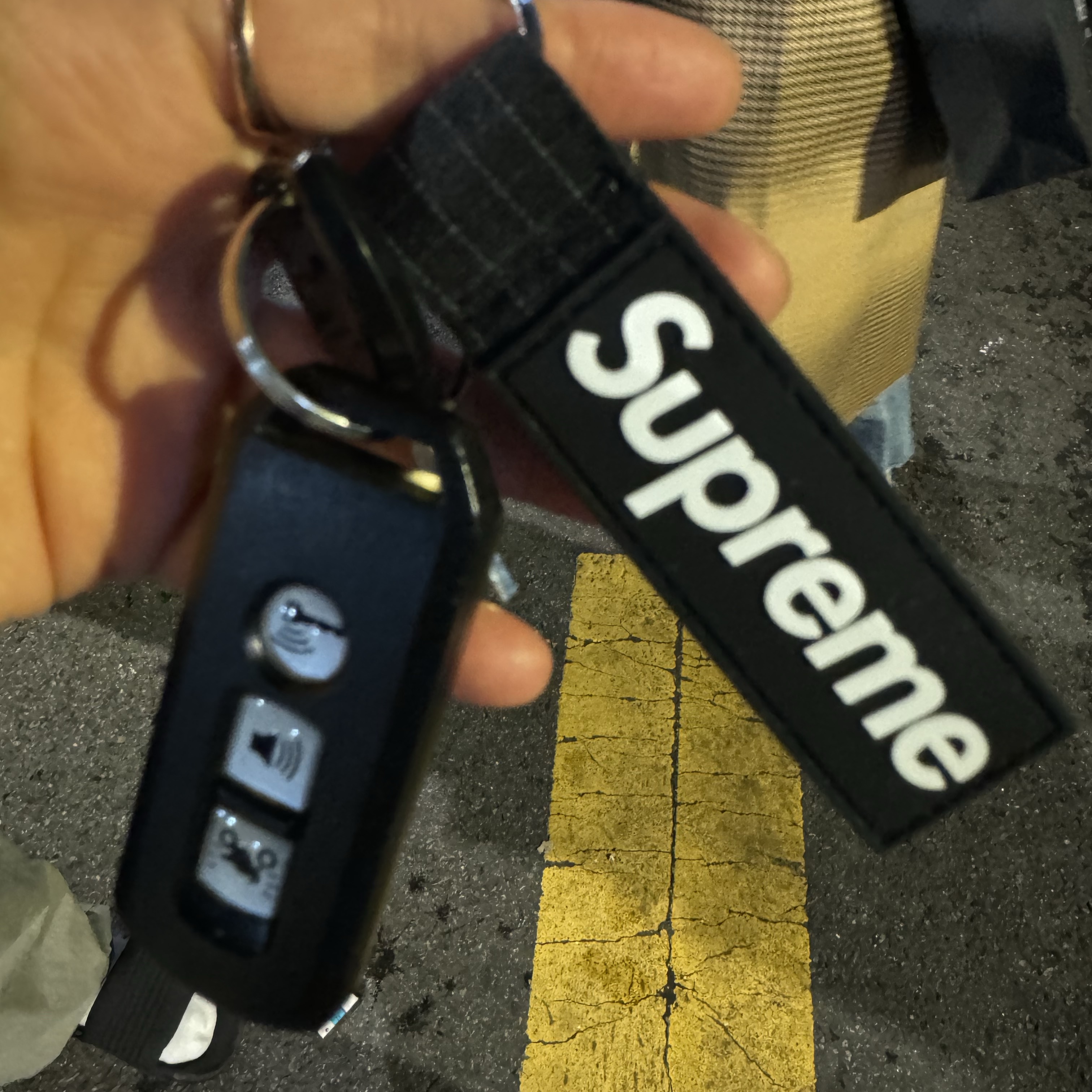 Supreme Ripstop Keychain Black - 24SS 착용 스타일 - 1
