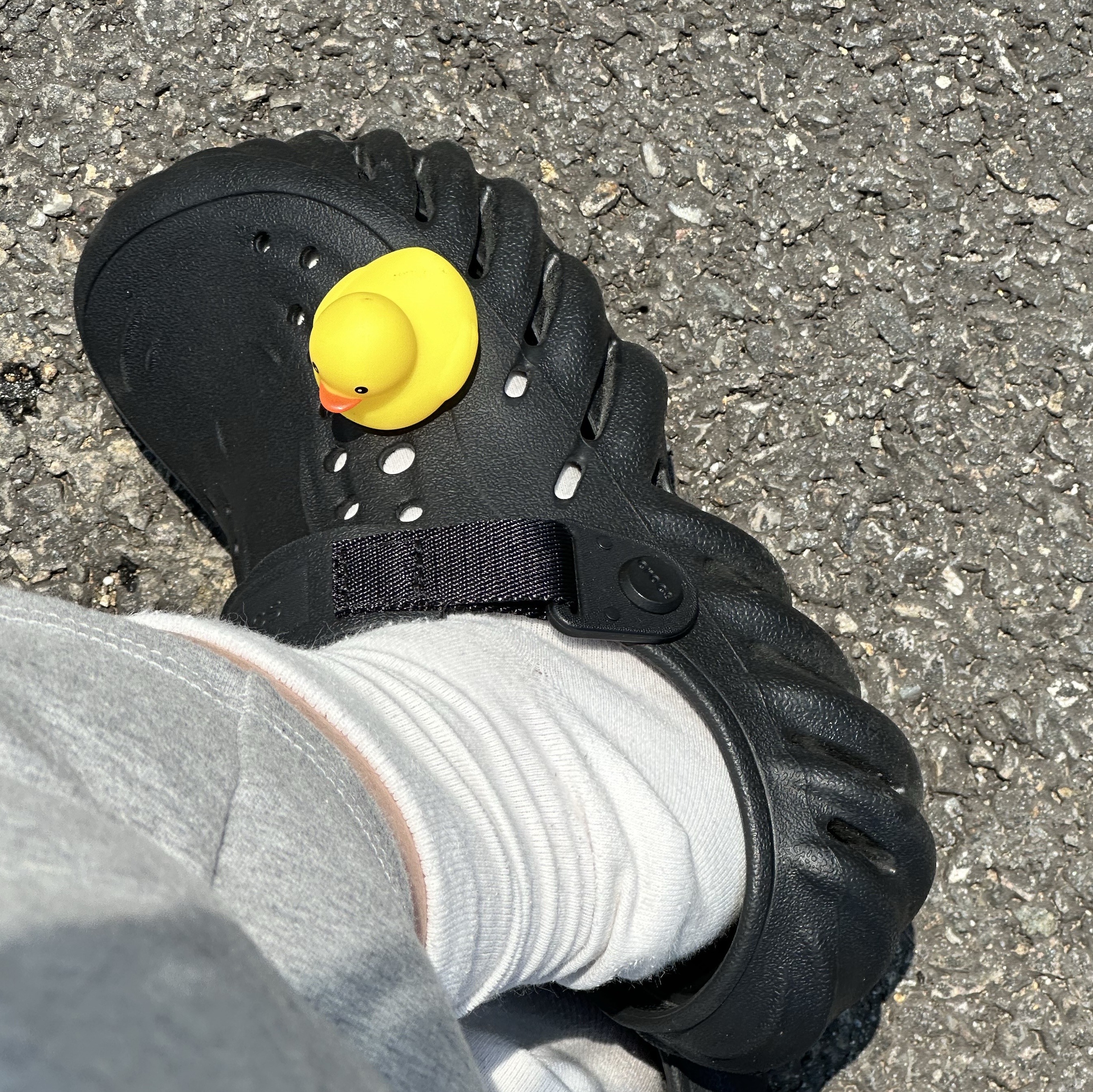 (Kids) Crocs Echo Clog Black 착용 스타일 - 1