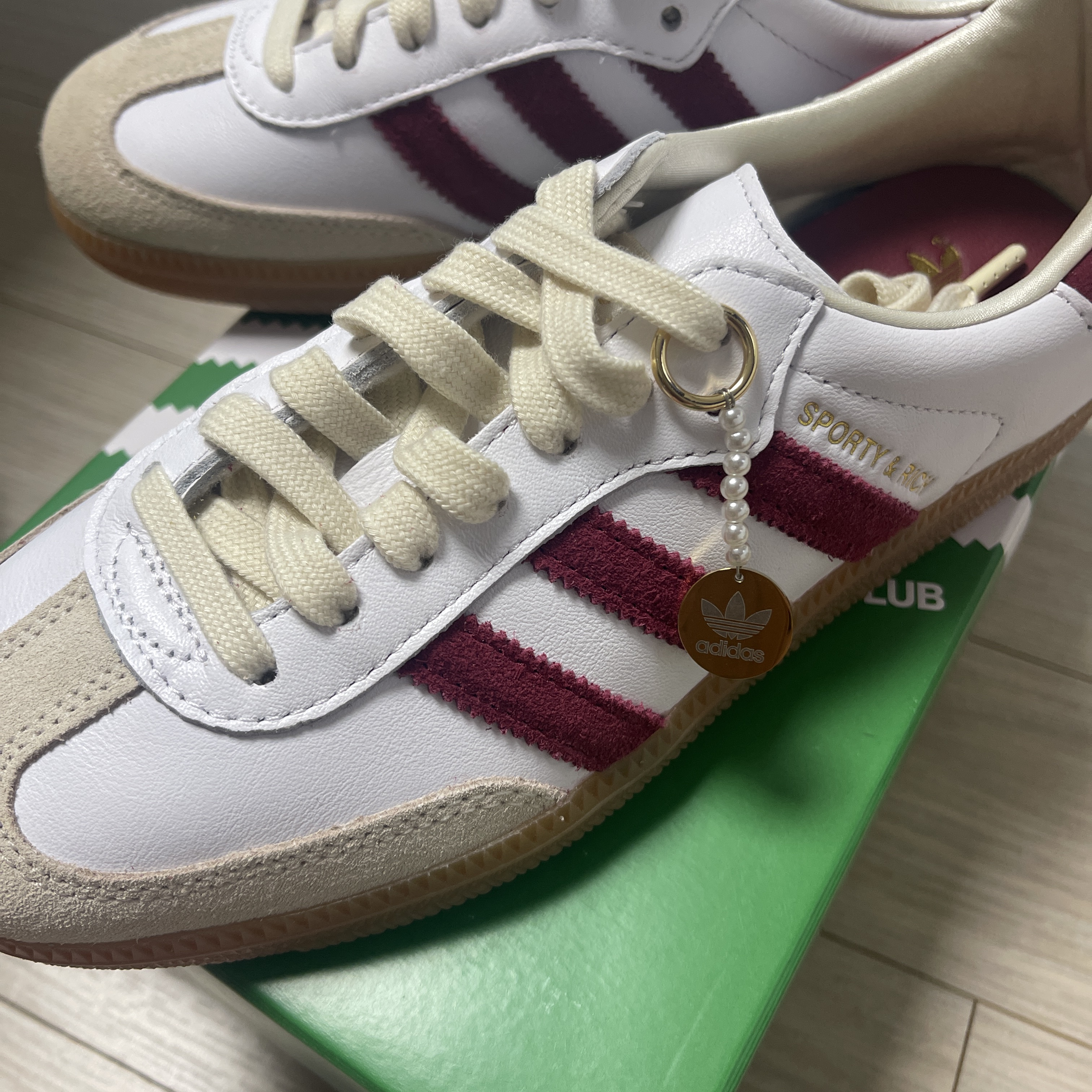 Adidas x Sporty & Rich Samba OG Cloud White Collegiate Burgundy 착용 스타일 - 2