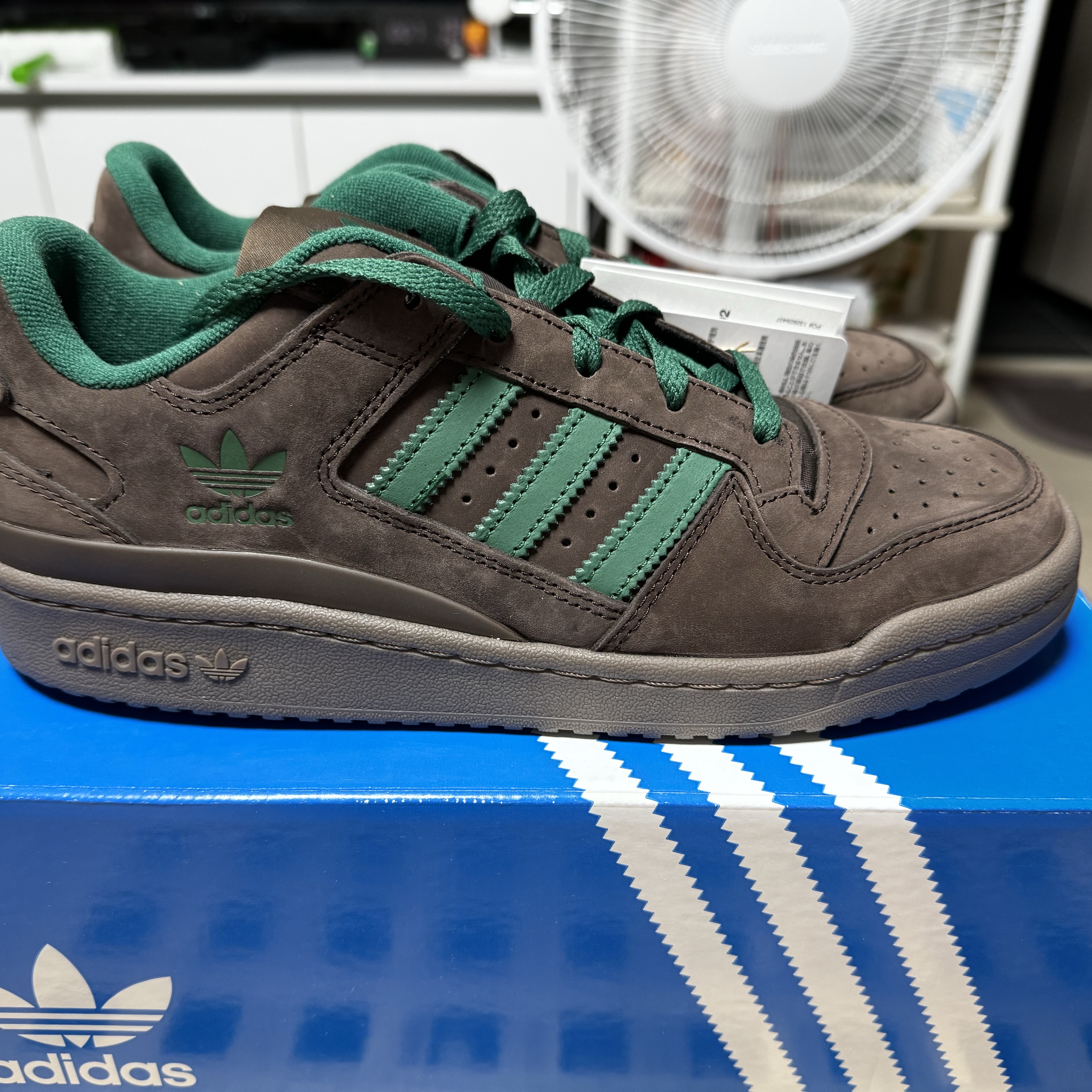 Adidas Forum Low CL Dark Brown Dark Green 착용 스타일 - 4