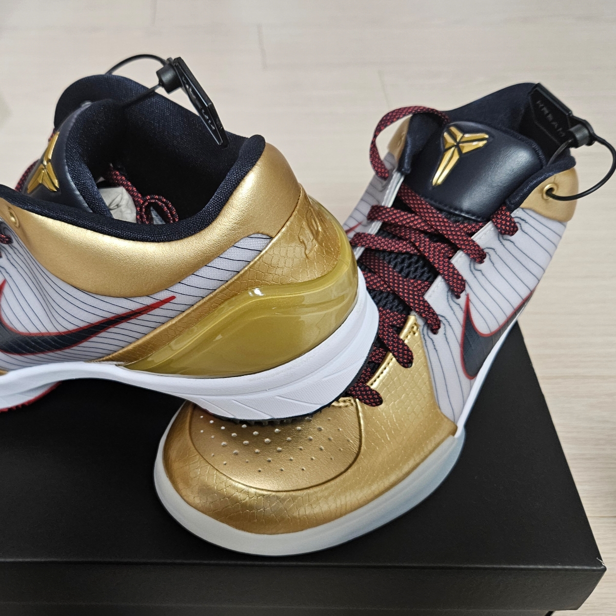 Nike Kobe 4 Protro Metallic Gold and Dark Obsidian 착용 스타일