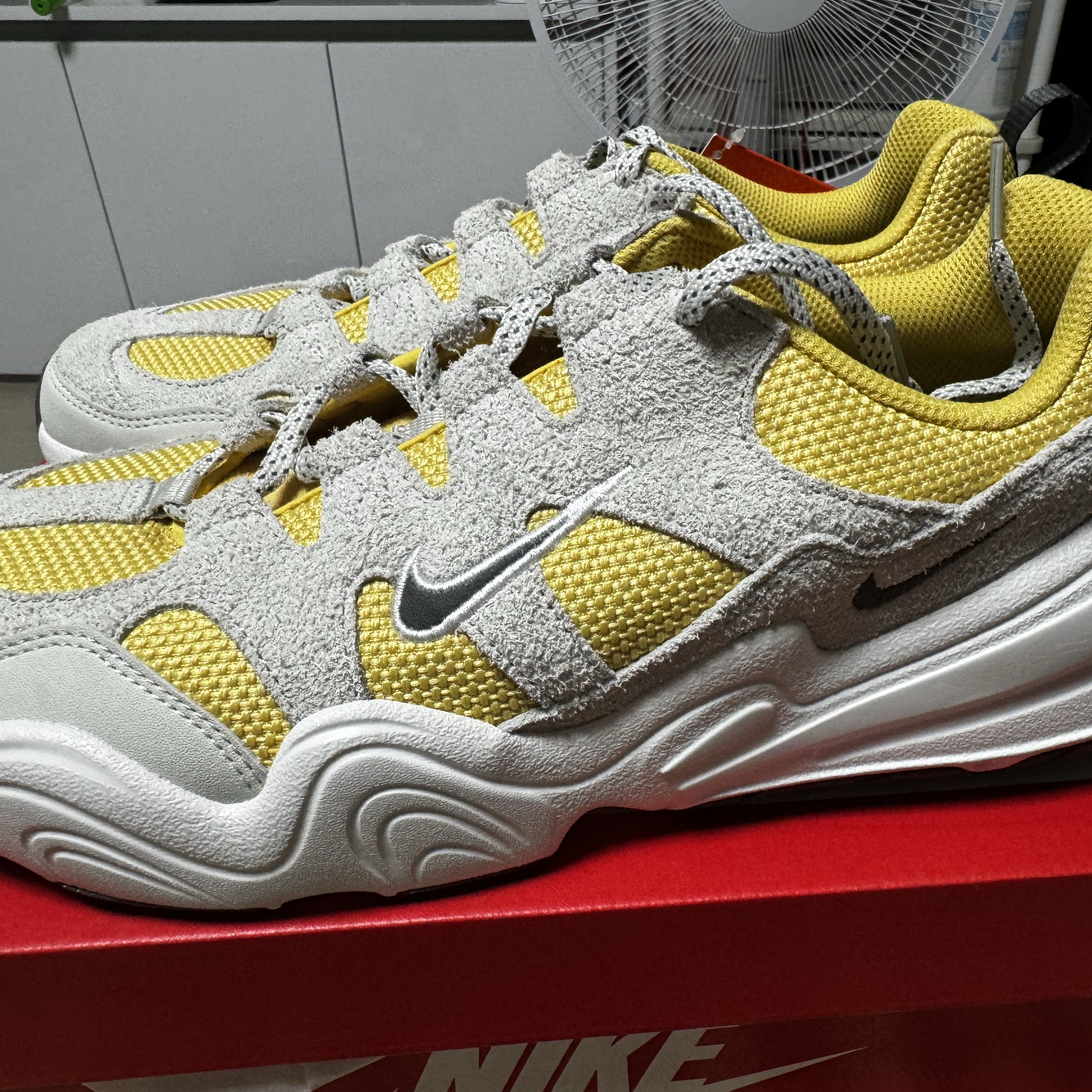 Nike Tech Hera Saturn Gold Light Bone 착용 스타일 - 1
