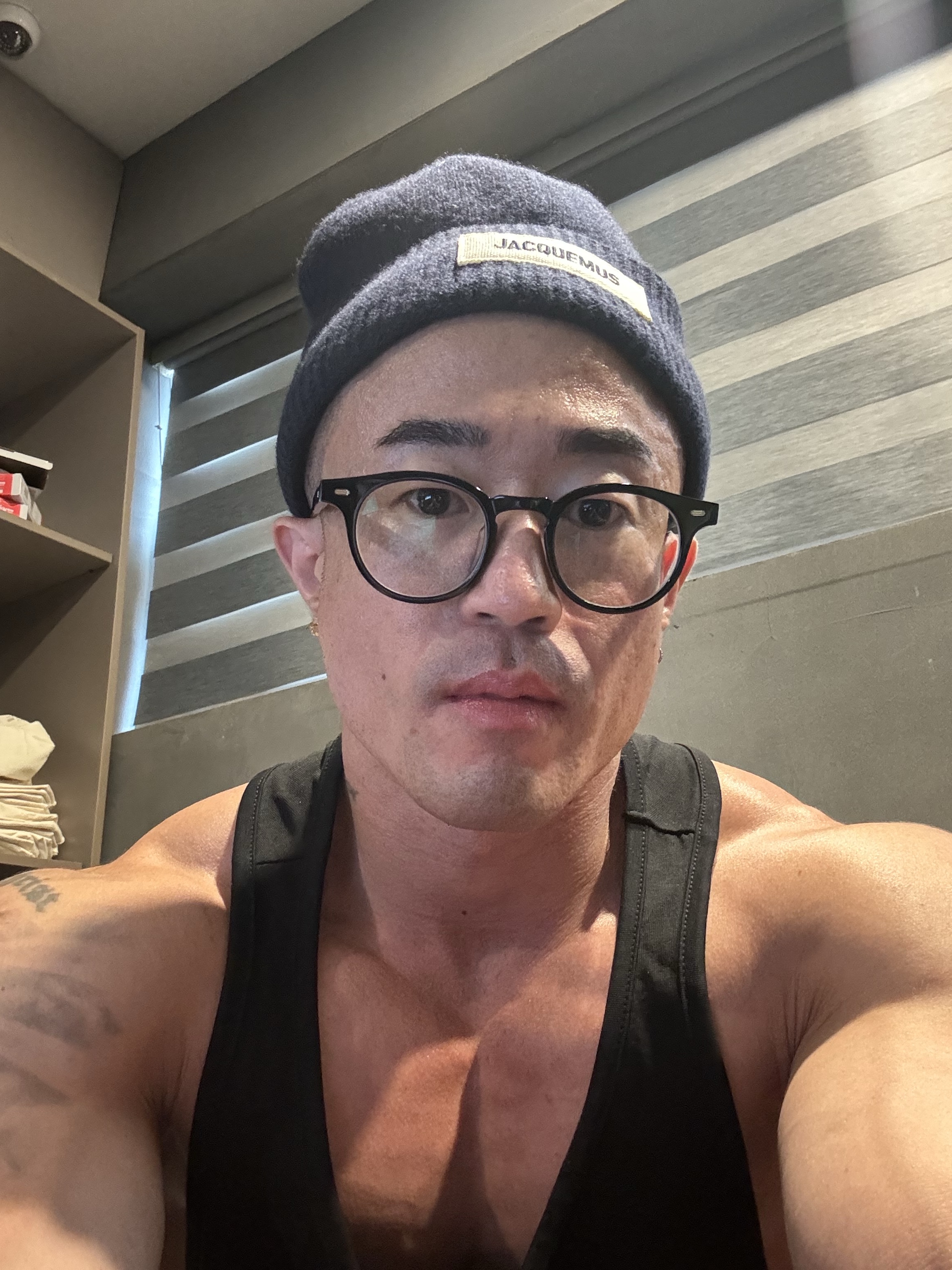 Jacquemus Le Bonnet Grosgrain Logo Beanie Navy 착용 스타일