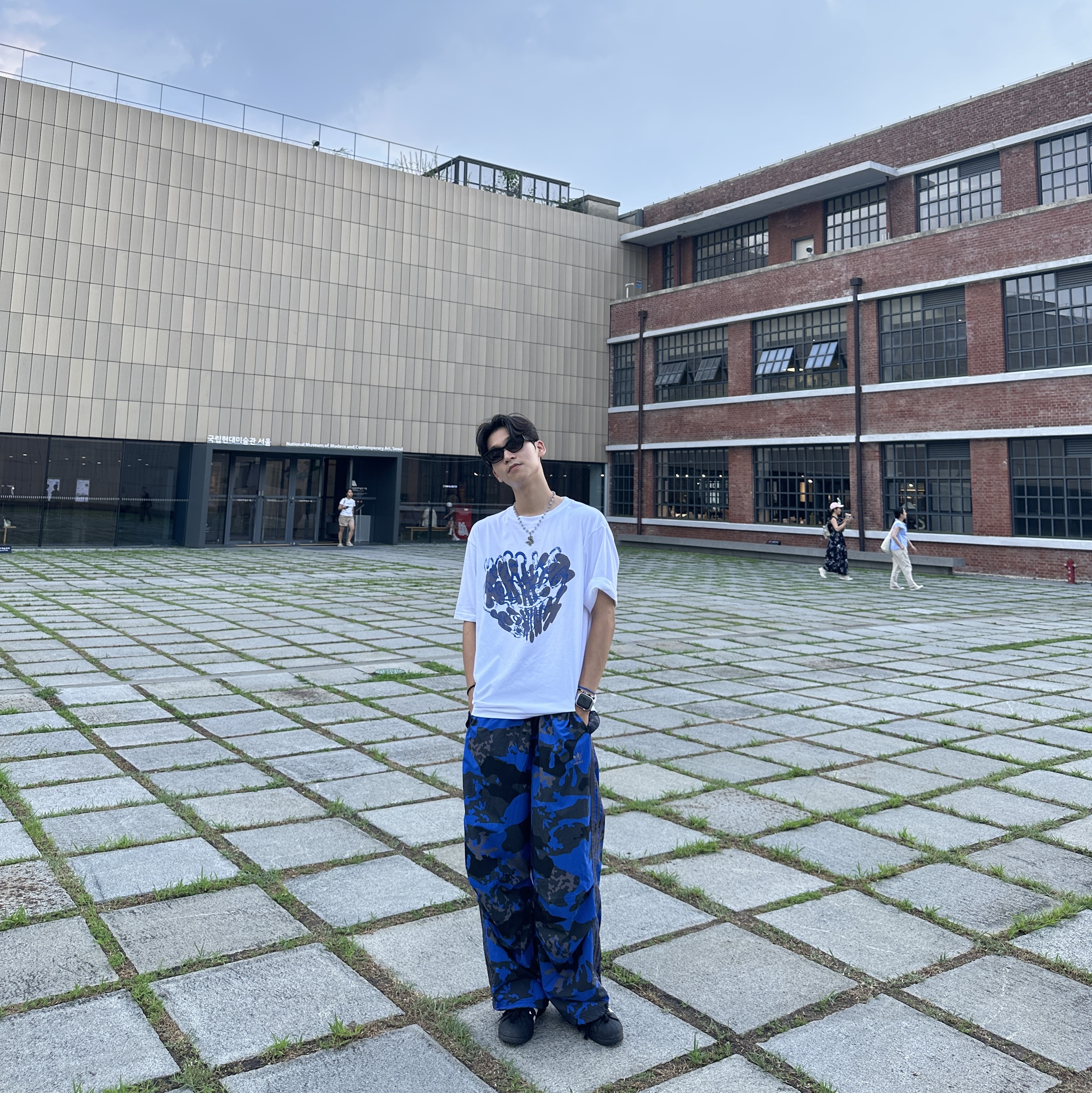 Adidas Camo Parachute Pants Black Trace Grey - KR Sizing, Adidas Superstar Core Black White 착용 스타일 - 3