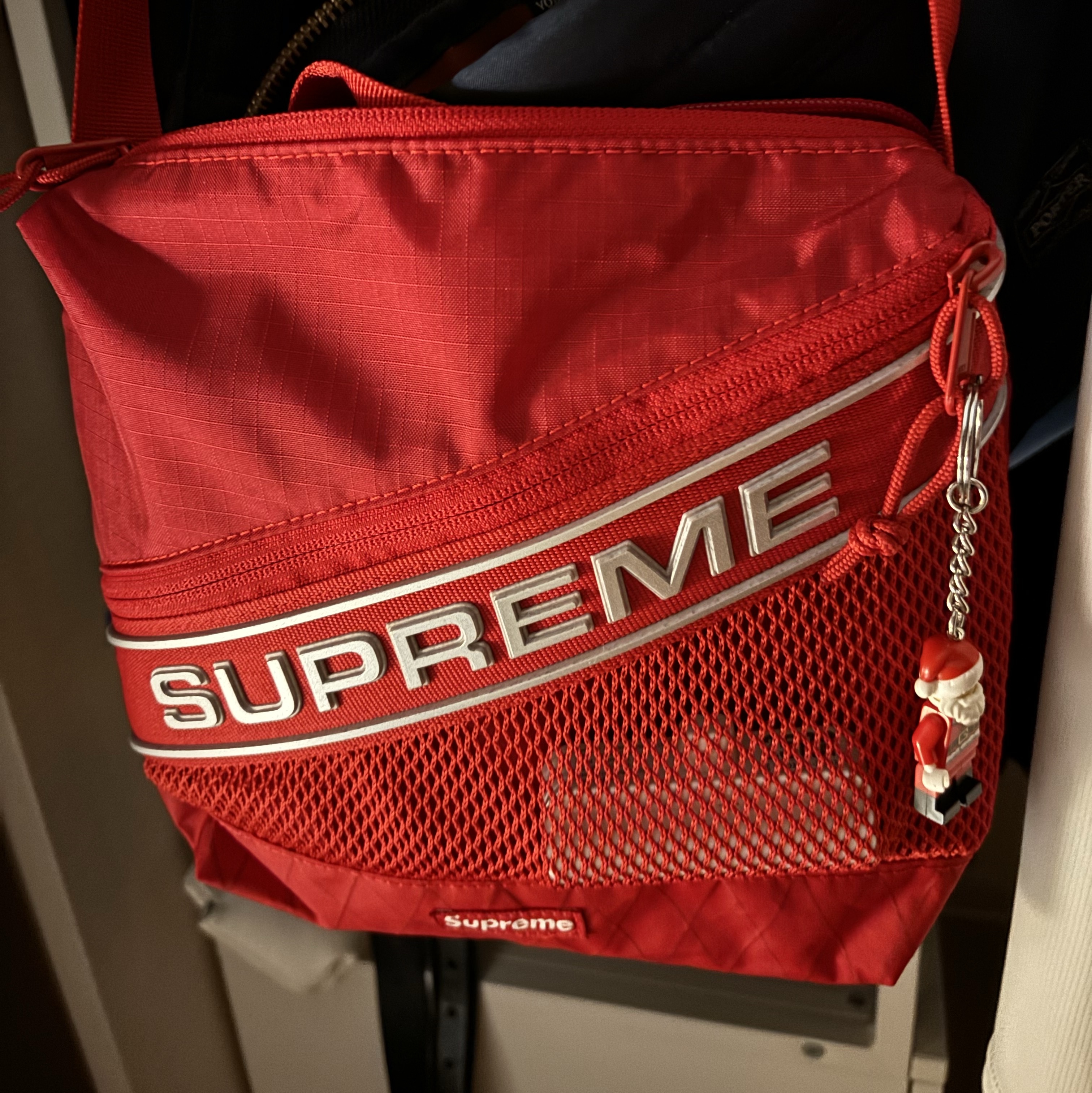 Supreme Shoulder Bag Red - 23FW 착용 스타일