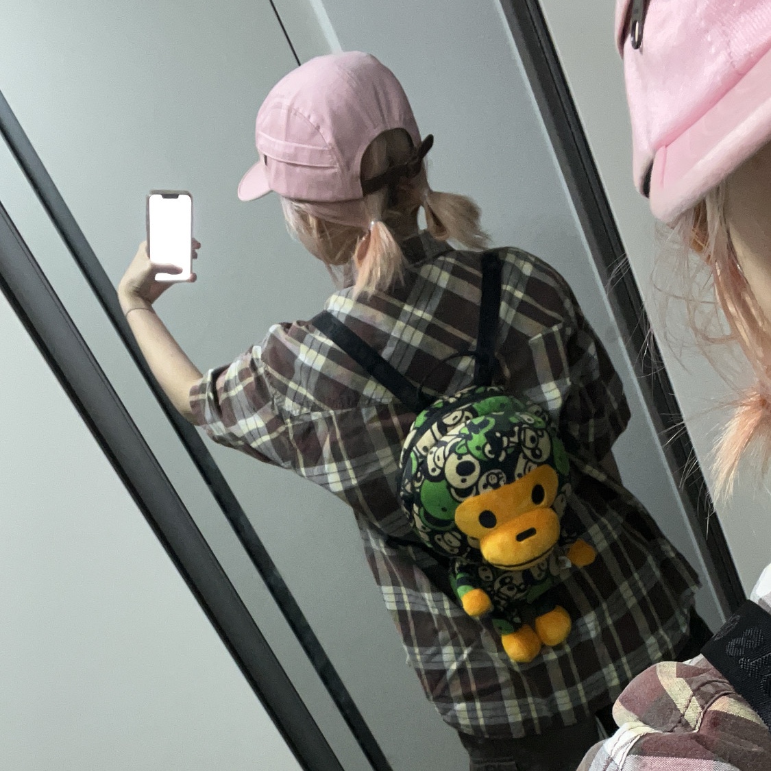 BAPE Baby Milo Plush Backpack Green, (GS) Nike Air Force 1 LV8 3 Wheat 착용 스타일 - 2