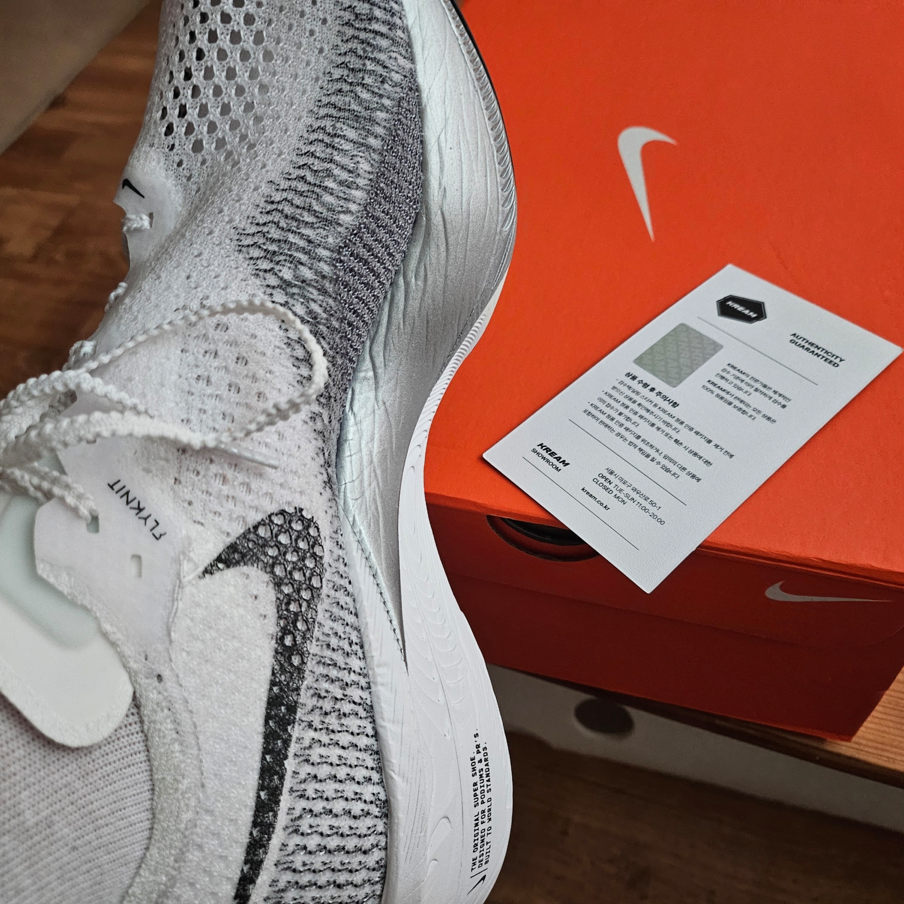 Nike ZoomX Vaporfly Next% 3 White Grey 착용 스타일 - 2