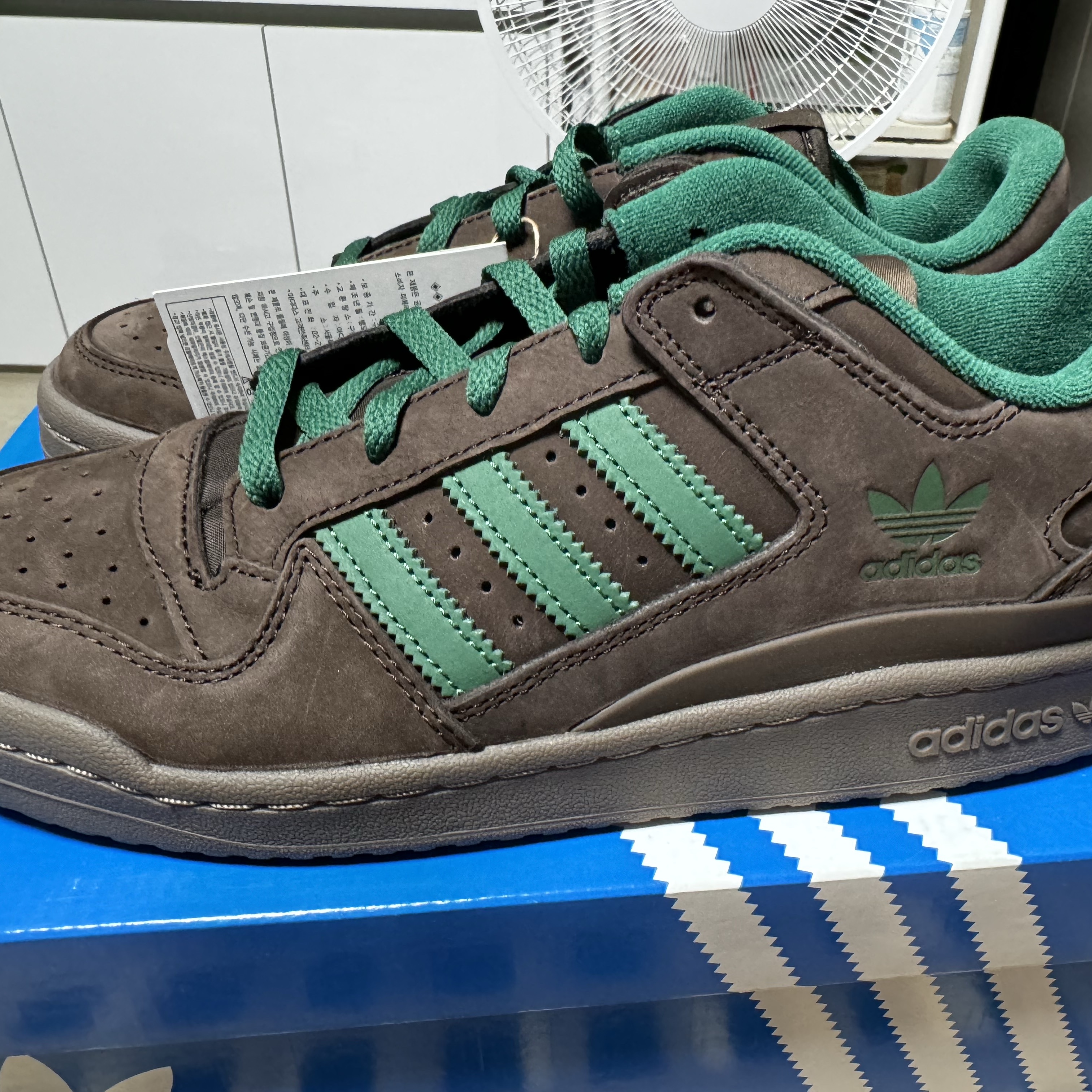 Adidas Forum Low CL Dark Brown Dark Green 착용 스타일 - 1