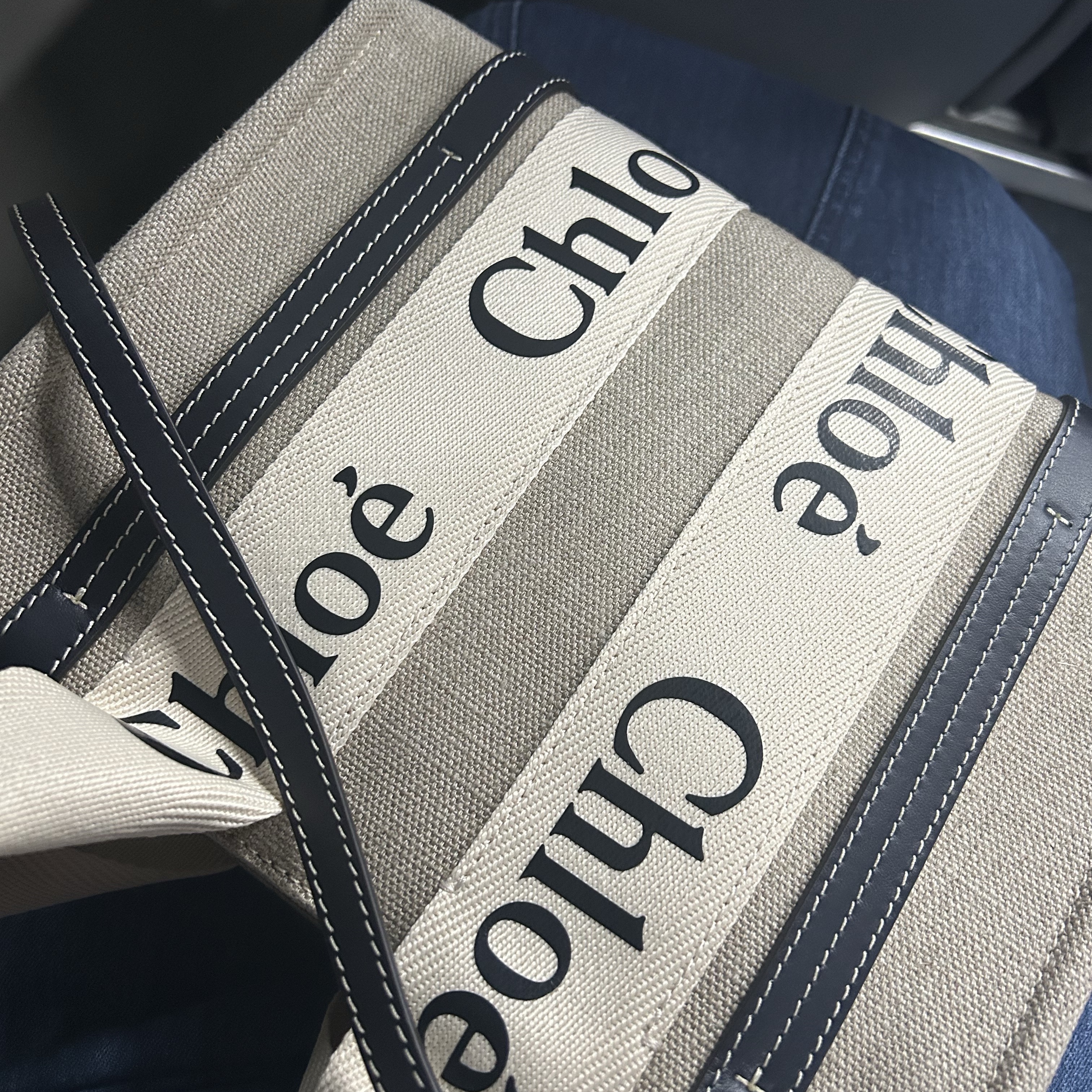 Chloe Woody Small Strap Tote Bag Navy 착용 스타일
