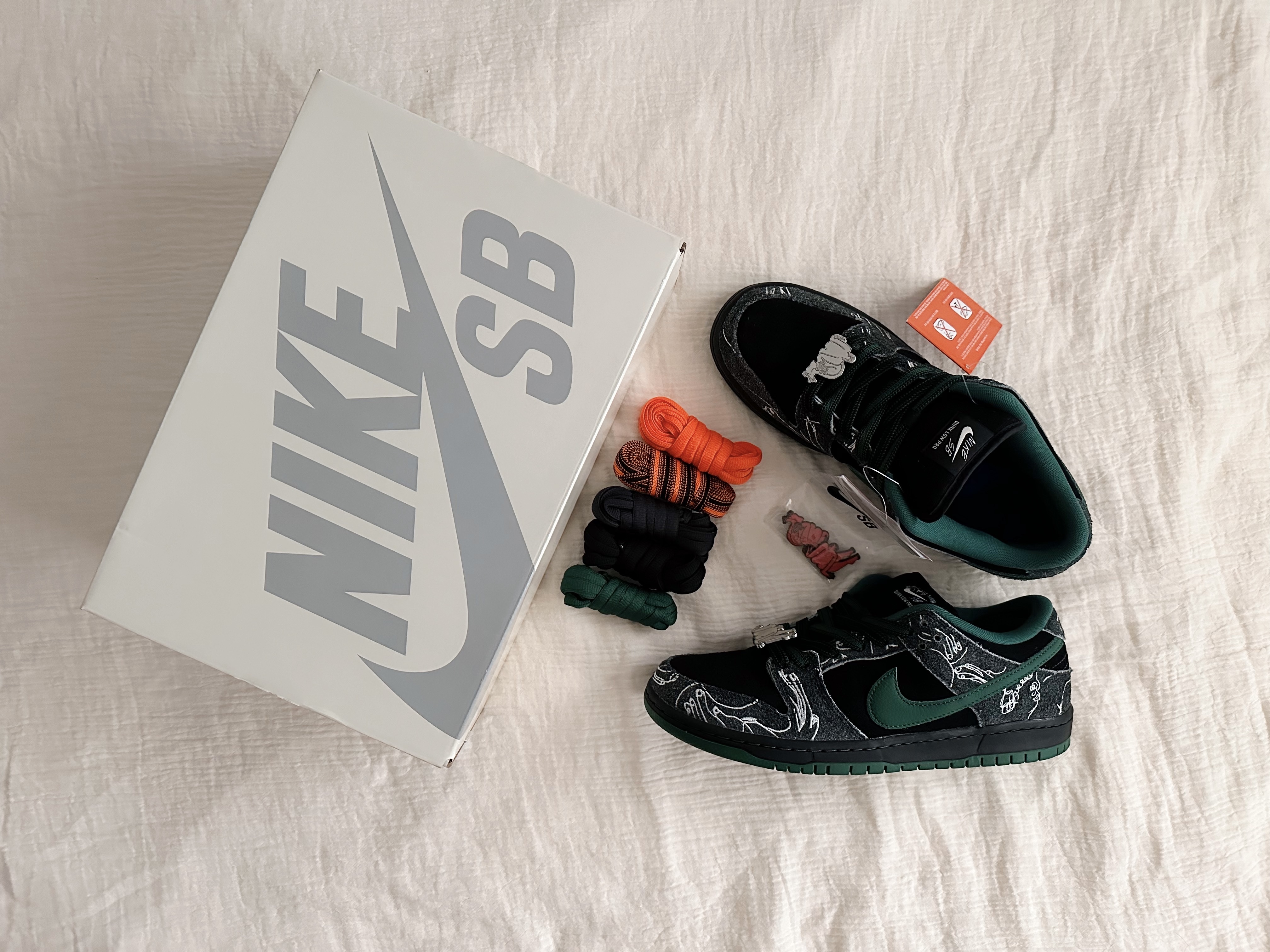 Nike x There SB Dunk Low Pro Anthracite and Gorge Green 착용 스타일 - 1
