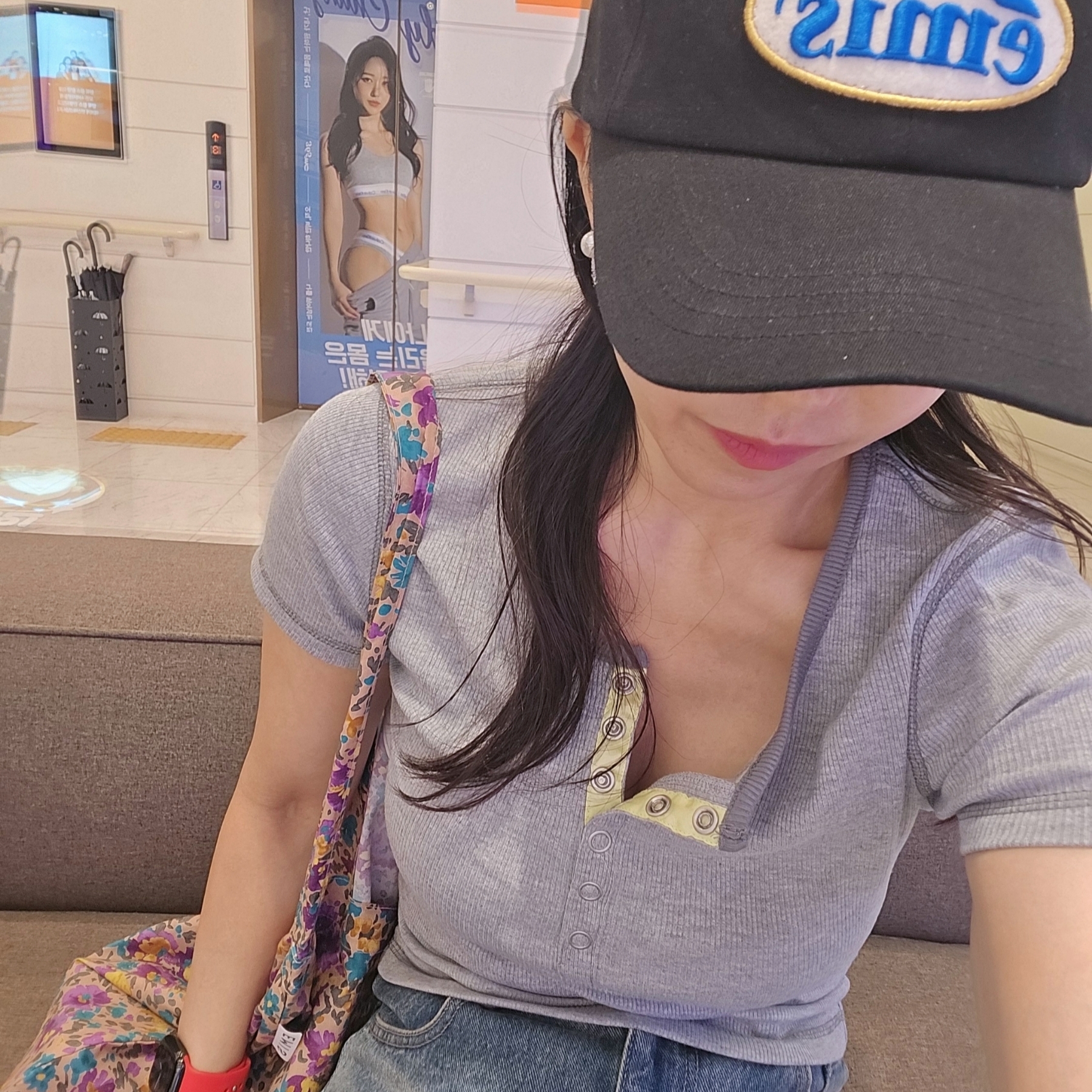 Emis Wappen Ball Cap Black, Emis Painting Flower Eco Bag Sandy Brown 착용 스타일