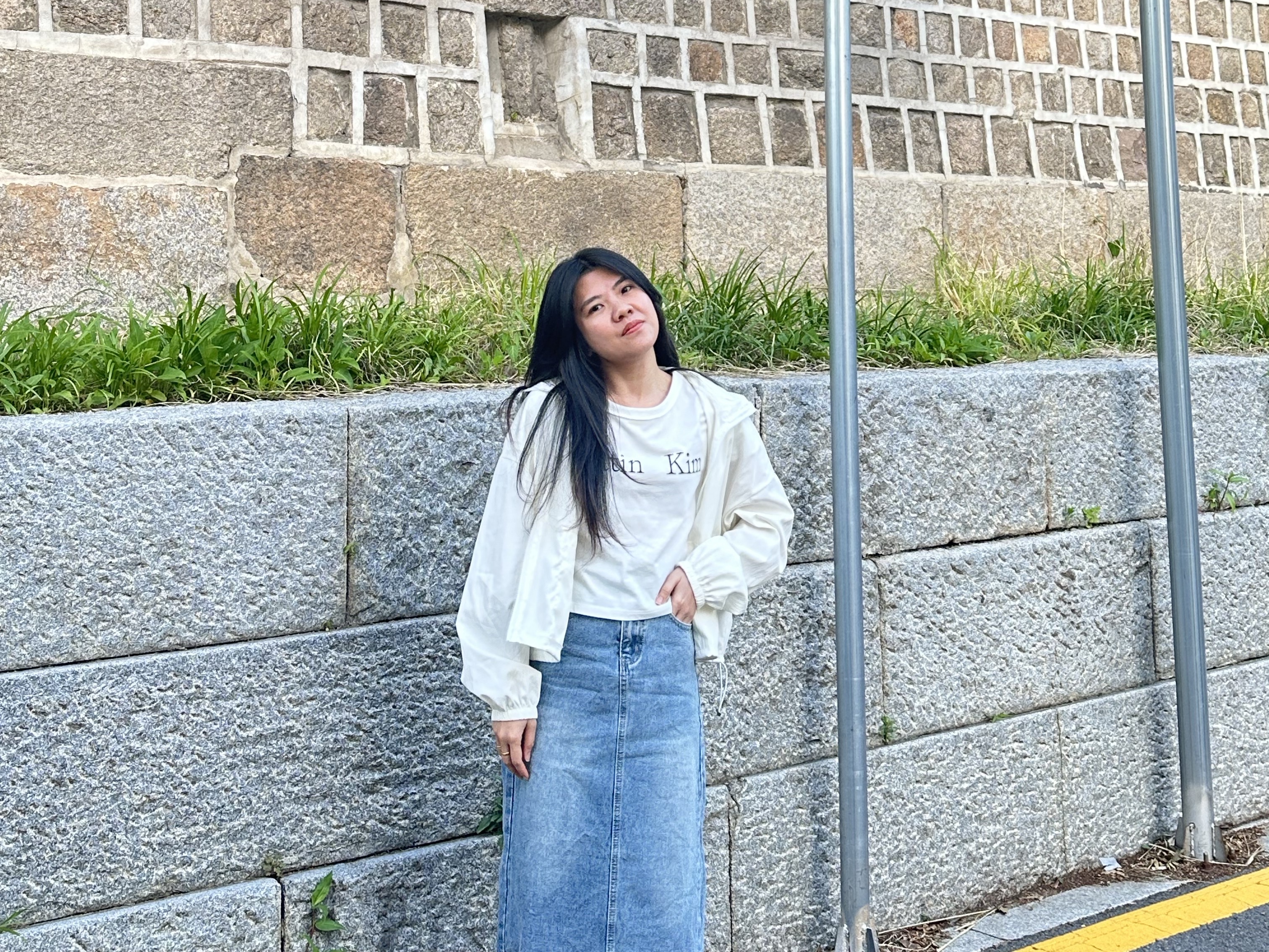 (W) Matin Kim Logo Crop Top White 착용 스타일