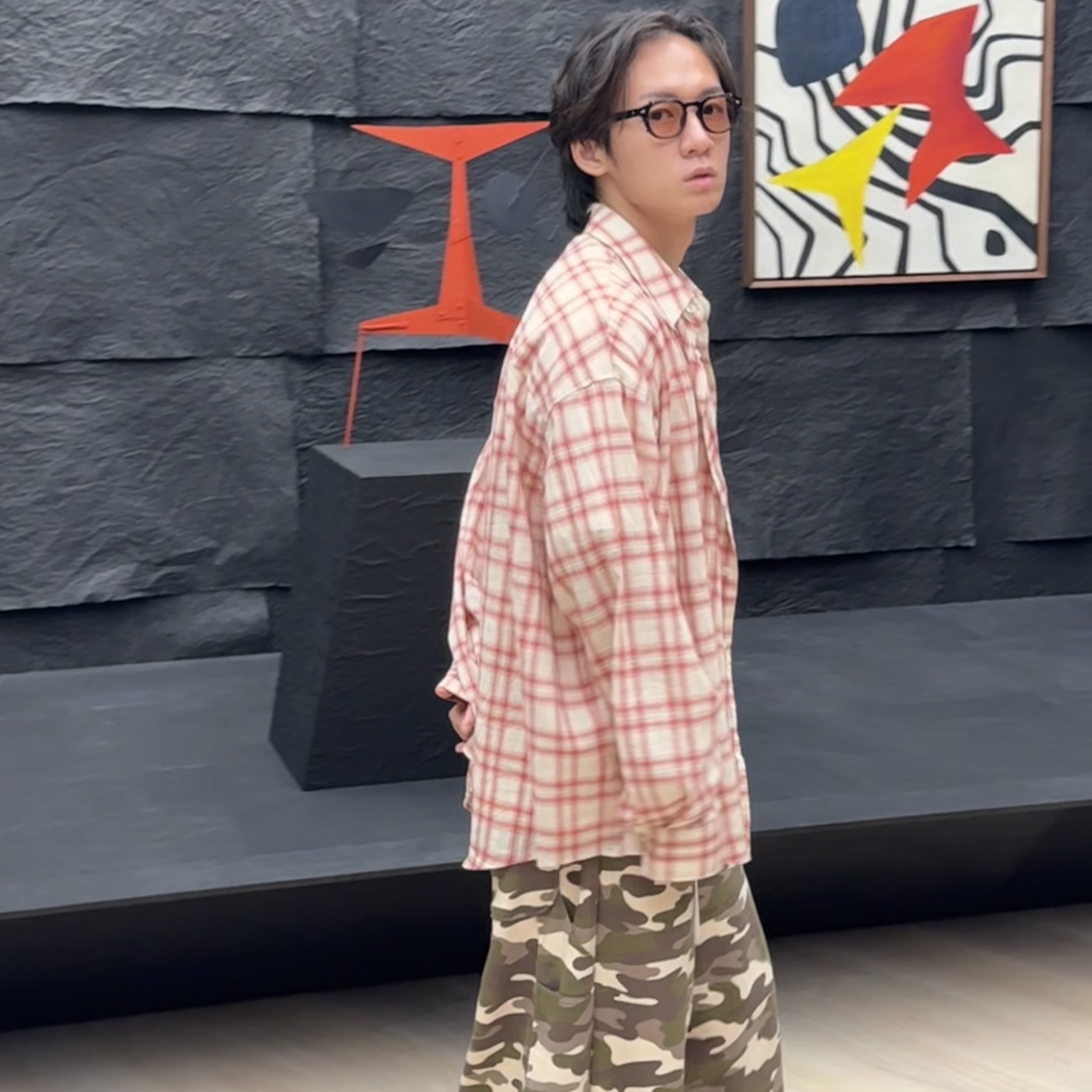 MJD Oversized Check Shirt Pink, MJD Side Snap Wide Sweatshorts Camo 착용 스타일
