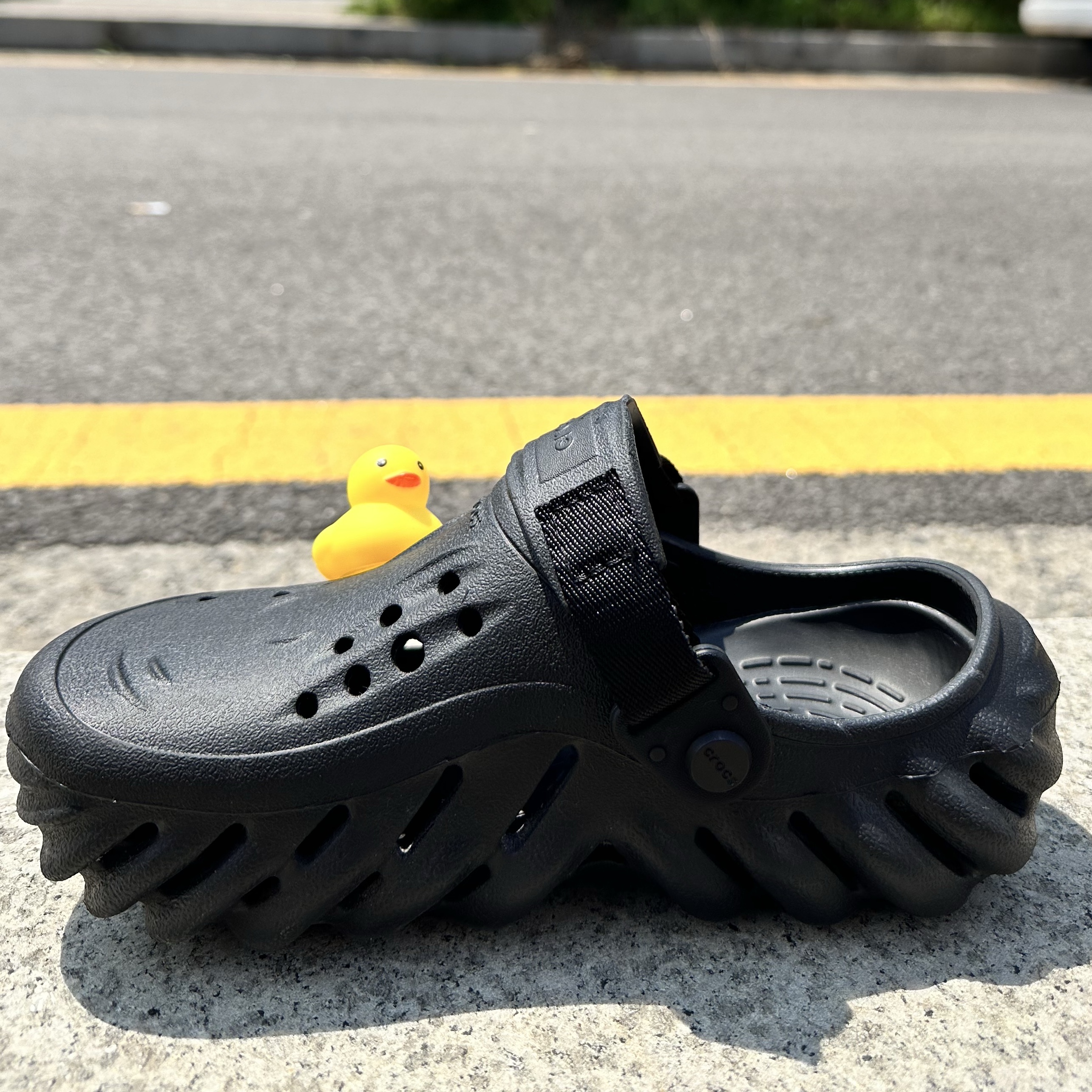 (Kids) Crocs Echo Clog Black 착용 스타일 - 2