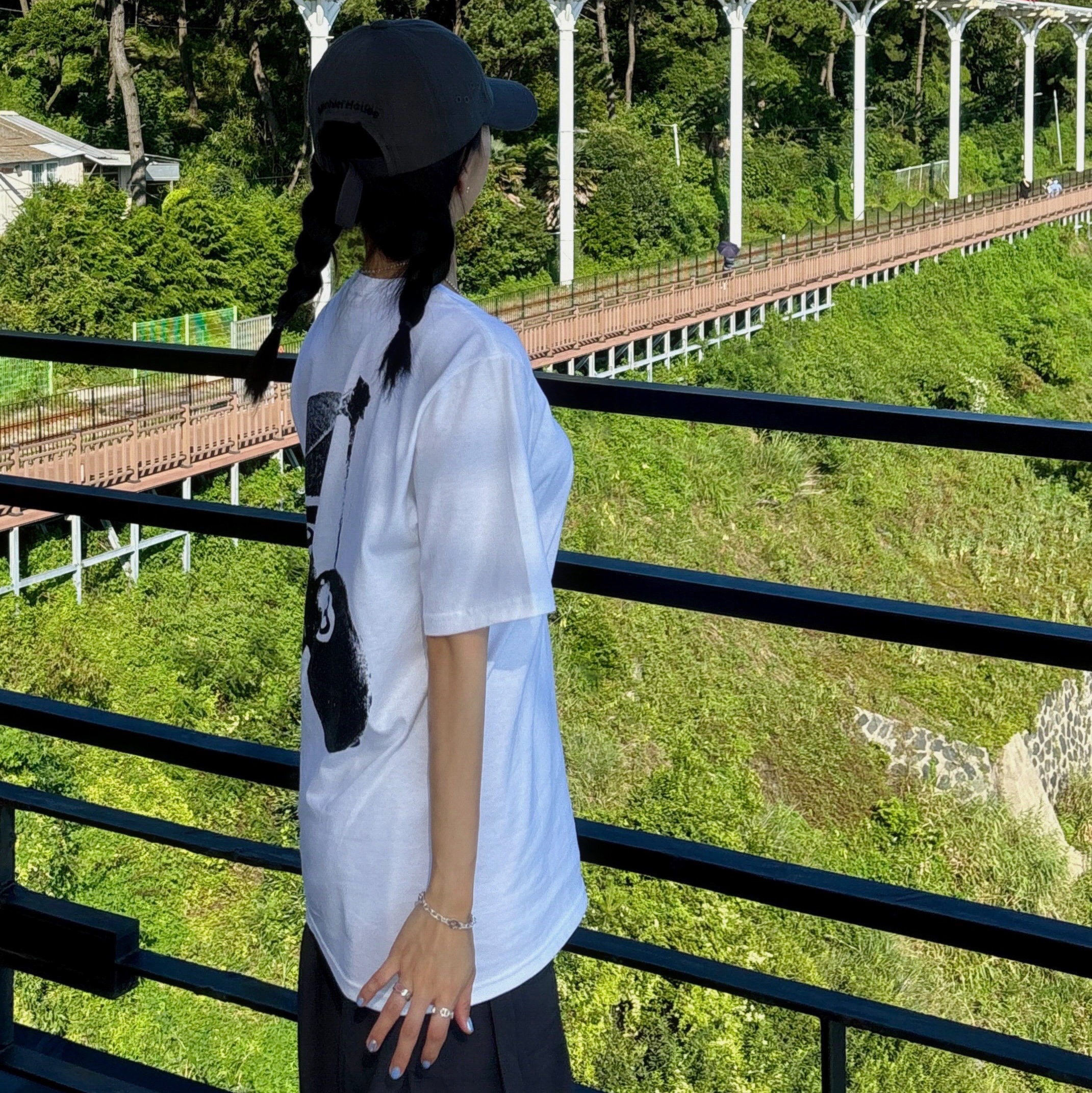 Stussy Cherries T-Shirt White, Mischief House Ball Cap Charcoal μ°©μ© μ€νμΌ - 3