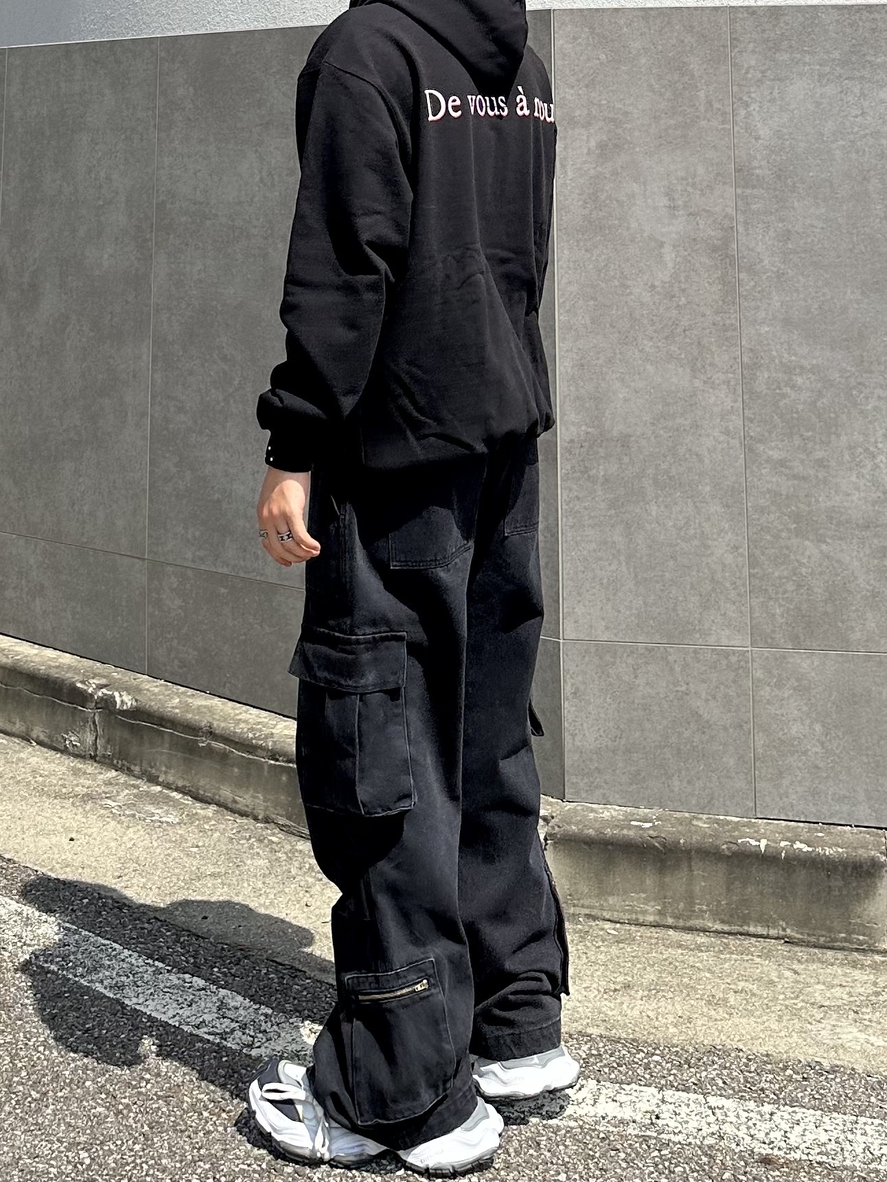 Balenciaga Cargo Sneakers White Grey 착용 스타일 - 3