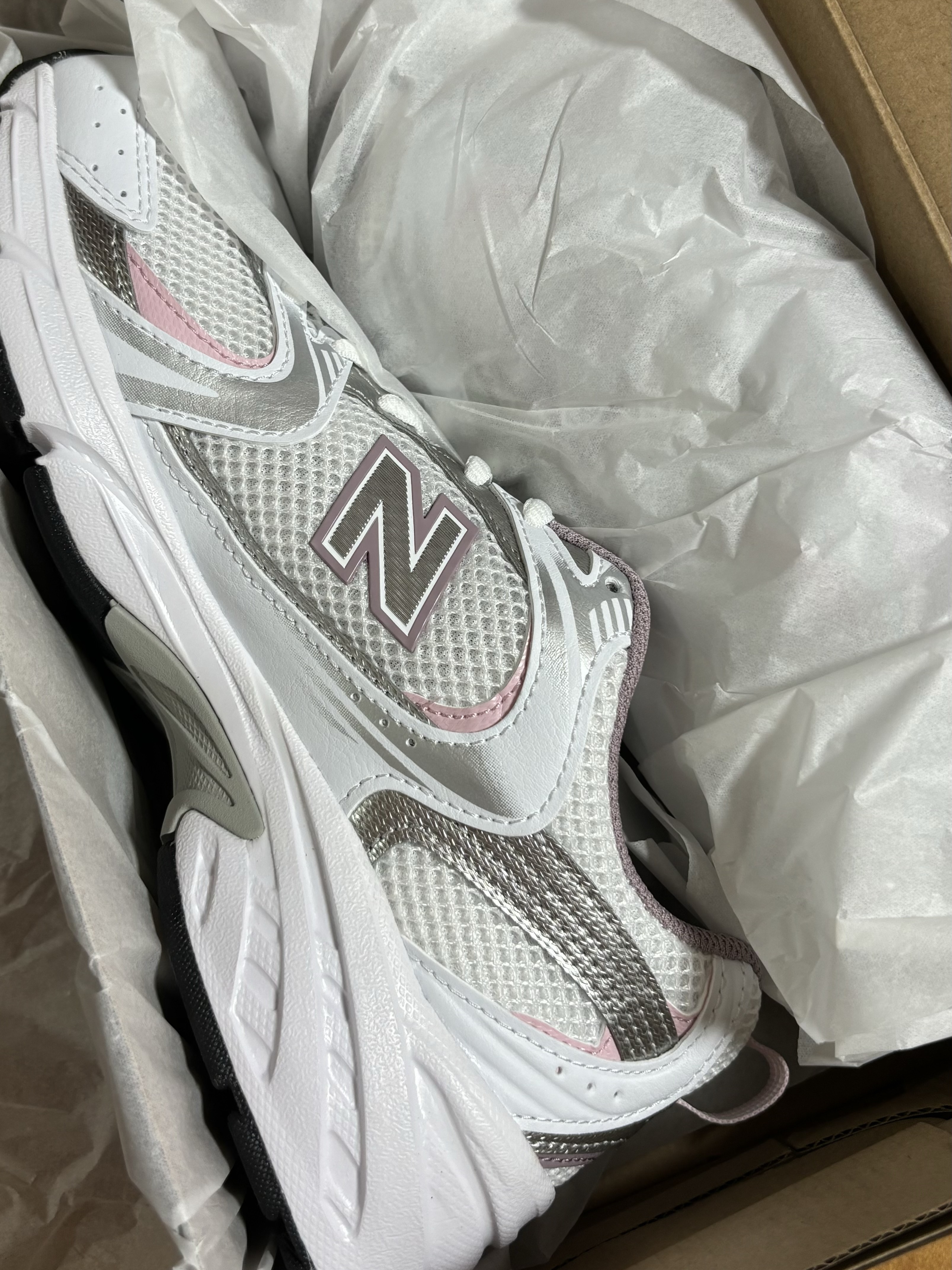 New Balance 530 White Silver Pink 착용 스타일 - 2