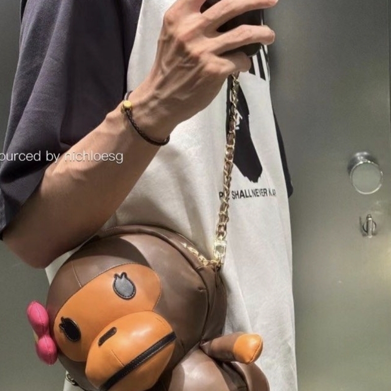 (W) BAPE Baby Lisa Plush Doll Chain Shoulder Bag Brown 착용 스타일